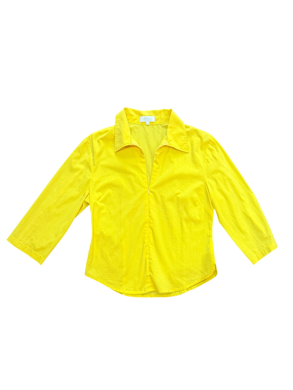 Le chemisier jaune