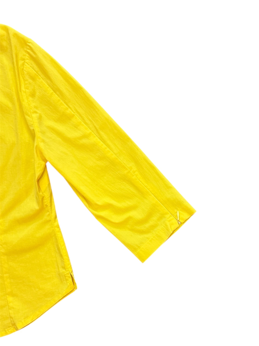 Le chemisier jaune