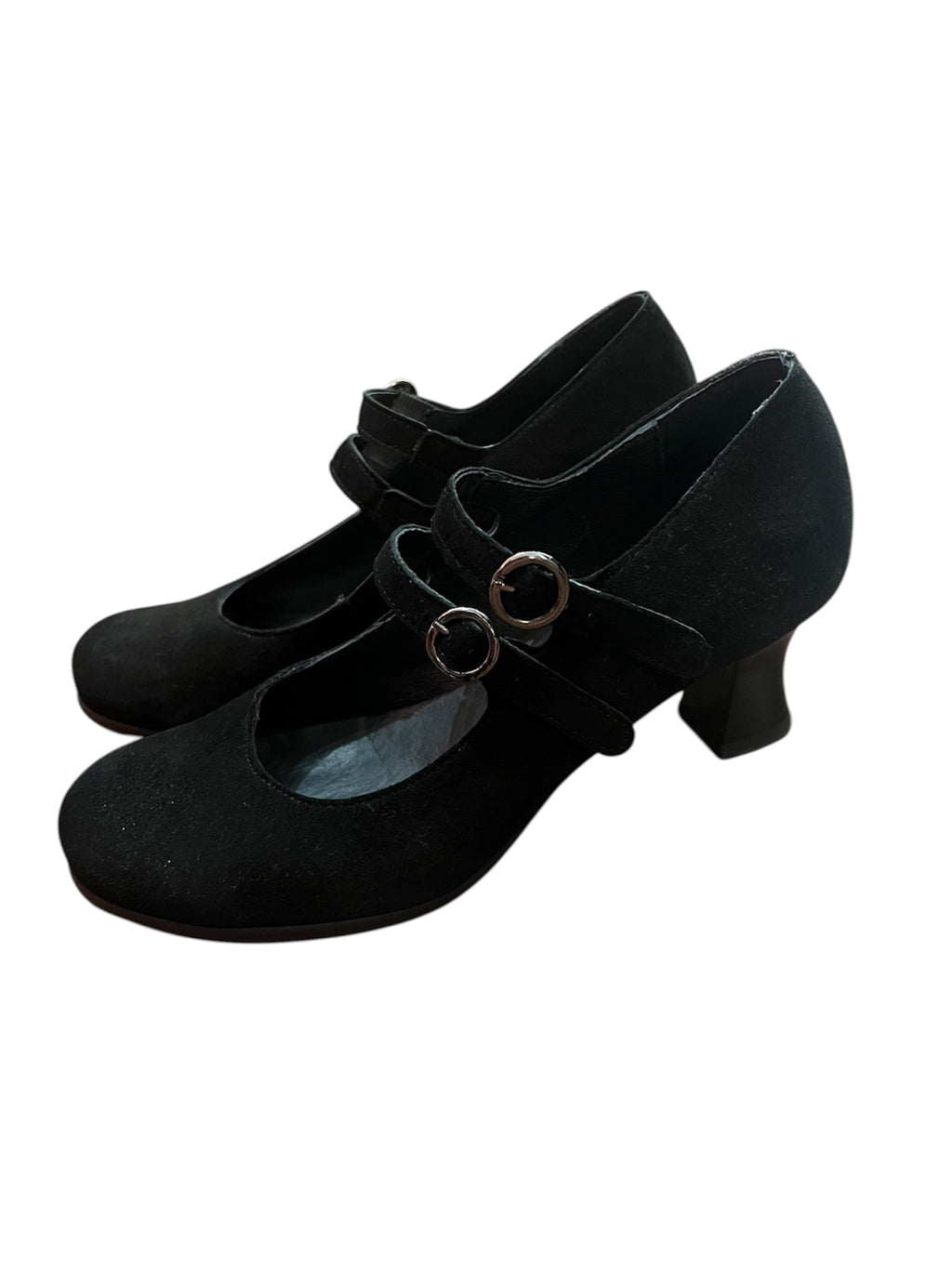 Mazette Vintage Club vous propose une paire de babies noires en cuir. Ces chaussures sont en taille 38 et peuvent vous accompagner en toutes saisons. Pièce vintage rare, sélectionnée pour son potentiel dans un dressing premium.
Mazette est une friperie basée sur Paris et Bordeaux qui vous propose une sélection Y2K et de vintage intemporel. Cette pièce est disponible exclusivement sur le site internet www.mazettevintageclub.com à l’occasion du premier drop internet de la boutique.