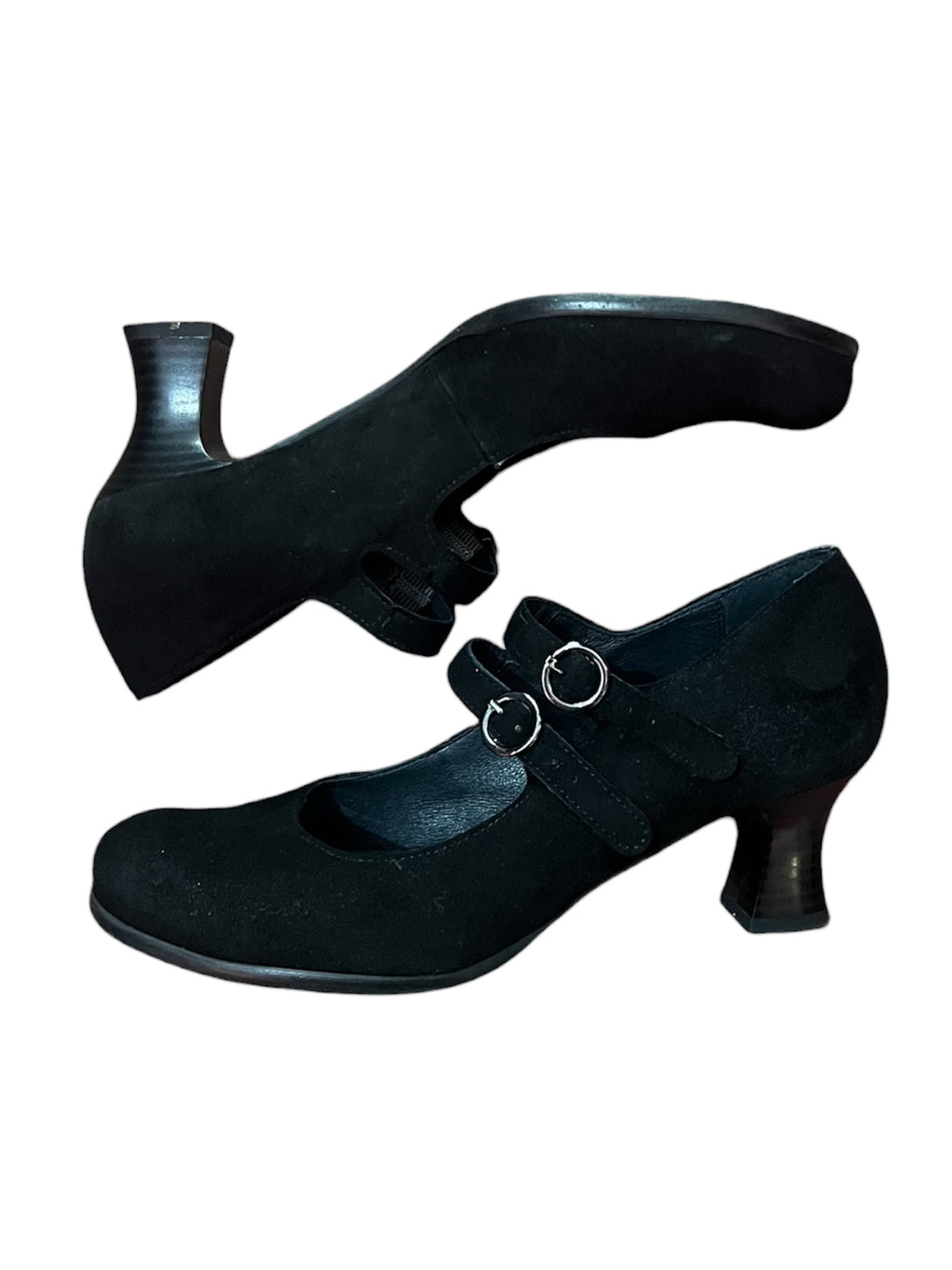Mazette Vintage Club vous propose une paire de babies noires en cuir. Ces chaussures sont en taille 38 et peuvent vous accompagner en toutes saisons. Pièce vintage rare, sélectionnée pour son potentiel dans un dressing premium.
Mazette est une friperie basée sur Paris et Bordeaux qui vous propose une sélection Y2K et de vintage intemporel. Cette pièce est disponible exclusivement sur le site internet www.mazettevintageclub.com à l’occasion du premier drop internet de la boutique.