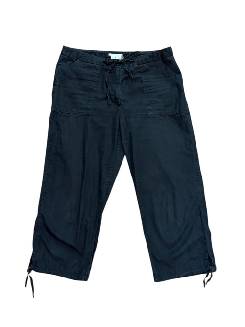 Mazette Vintage Club vous propose un pantalon capri. La pantacourt a été séléctionné pour son potentiel dans un dressing premium. 
Mazette est une friperie basée sur Paris et Bordeaux qui vous propose une séléction Y2K et de vintage intemporel. Cette pièce est disponible exclusivement sur le site internet www.mazettevintageclub.com à l’occasion du premier drop internet de la boutique.