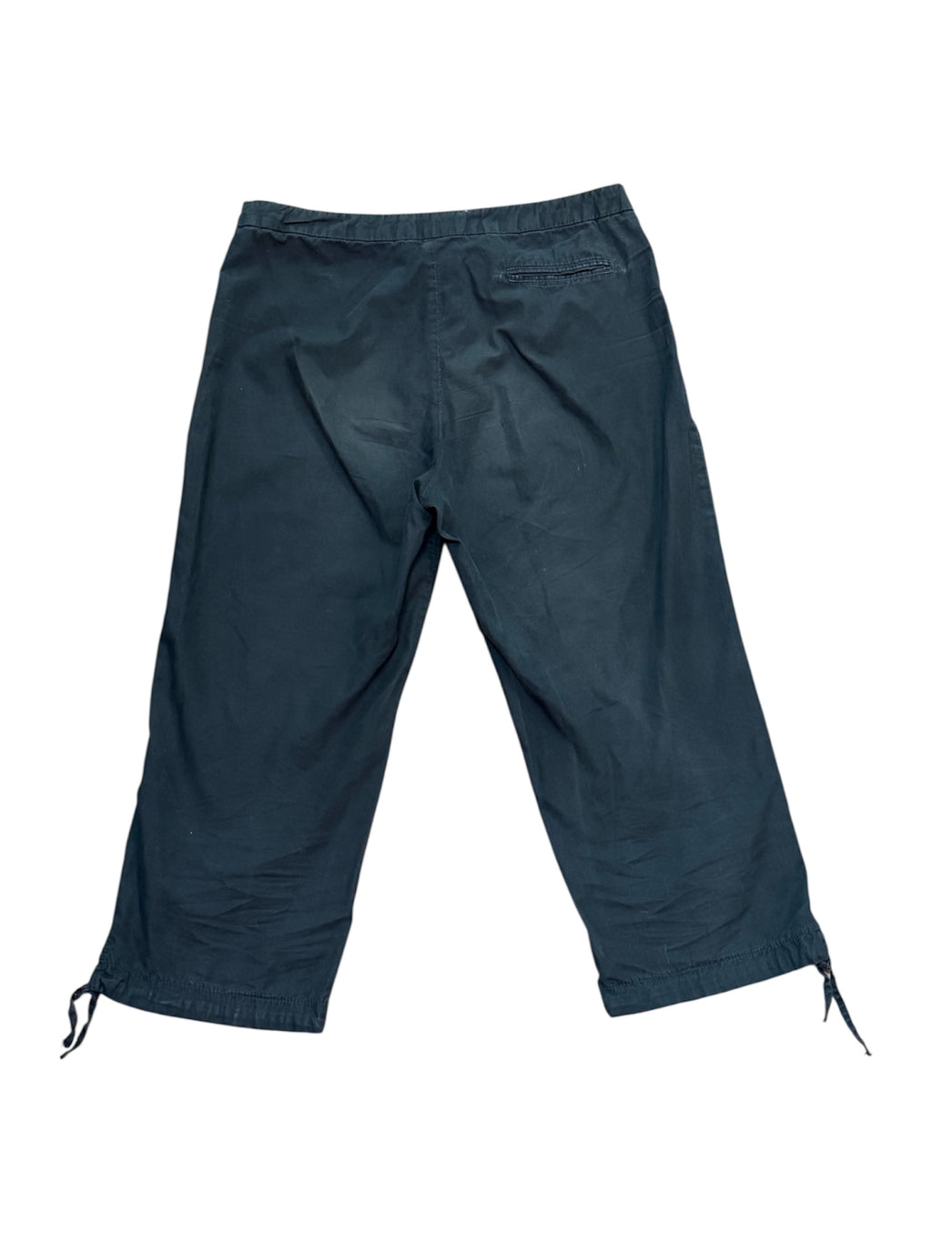 Mazette Vintage Club vous propose un pantalon capri. La pantacourt a été séléctionné pour son potentiel dans un dressing premium. 
Mazette est une friperie basée sur Paris et Bordeaux qui vous propose une séléction Y2K et de vintage intemporel. Cette pièce est disponible exclusivement sur le site internet www.mazettevintageclub.com à l’occasion du premier drop internet de la boutique.