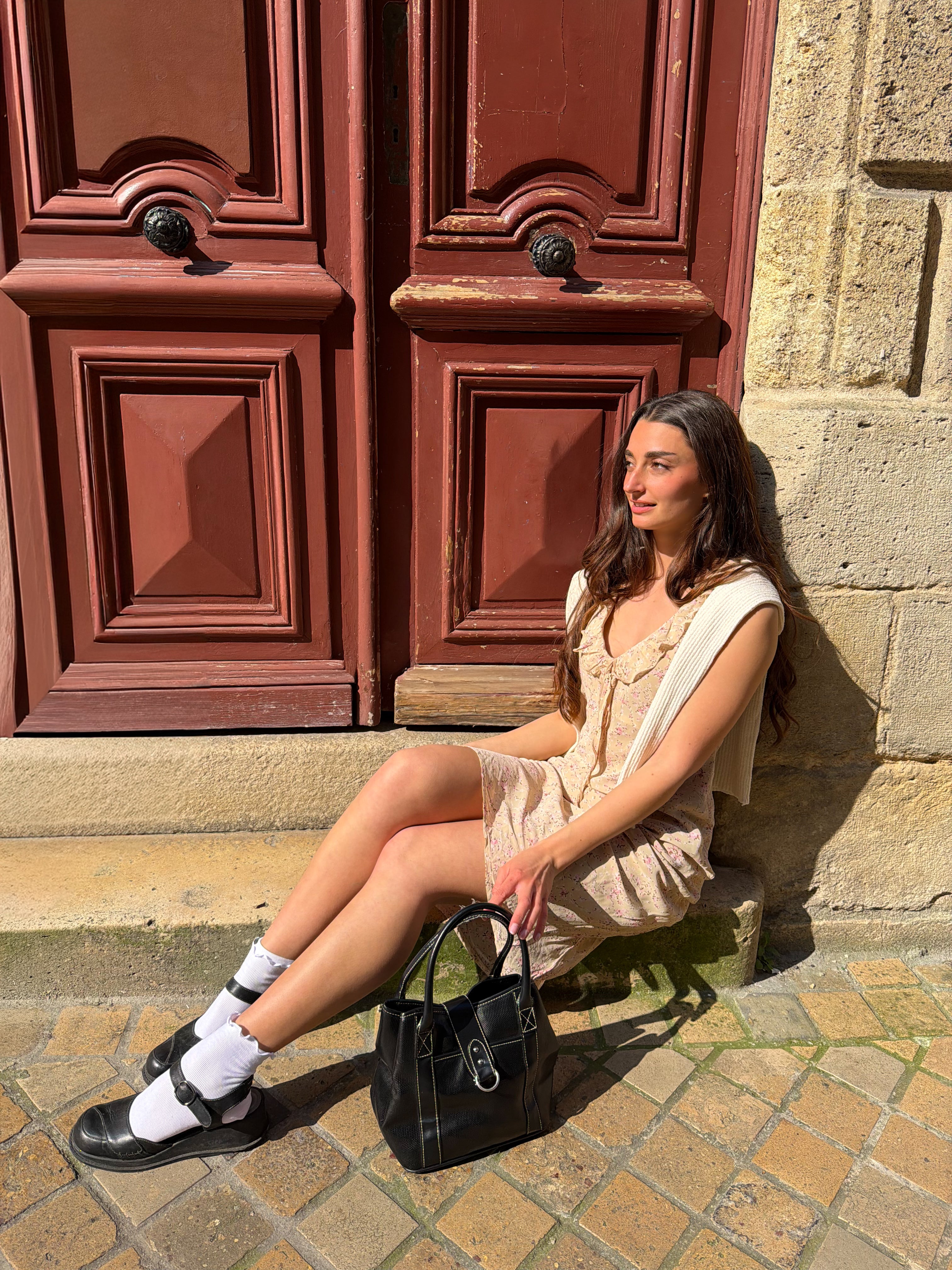 Mazette Vintage Club vous propose une paire de chaussures de villes ouvertes. Ces chaussures compensées sont en taille 38 et peuvent vous accompagner du printemps à l’été. Pièce unique, sélectionnée pour son potentiel dans un dressing premium.
Mazette est une friperie basée sur Paris et Bordeaux qui vous propose une séléction Y2K et de vintage intemporel. Cette pièce est disponible exclusivement sur le site internet www.mazettevintageclub.com à l’occasion du premier drop internet de la boutique.