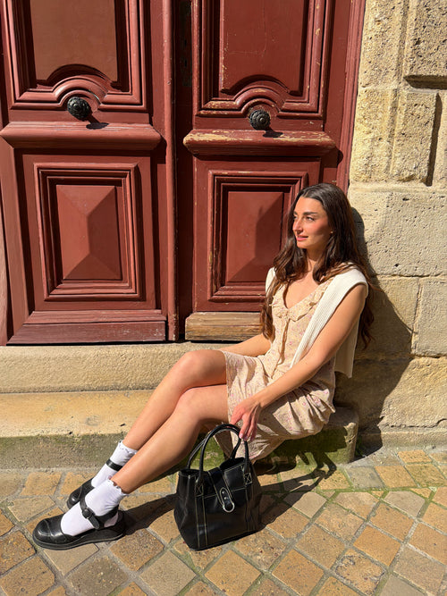 Mazette Vintage Club vous propose une paire de chaussures de villes ouvertes. Ces chaussures compensées sont en taille 38 et peuvent vous accompagner du printemps à l’été. Pièce unique, sélectionnée pour son potentiel dans un dressing premium.
Mazette est une friperie basée sur Paris et Bordeaux qui vous propose une séléction Y2K et de vintage intemporel. Cette pièce est disponible exclusivement sur le site internet www.mazettevintageclub.com à l’occasion du premier drop internet de la boutique.