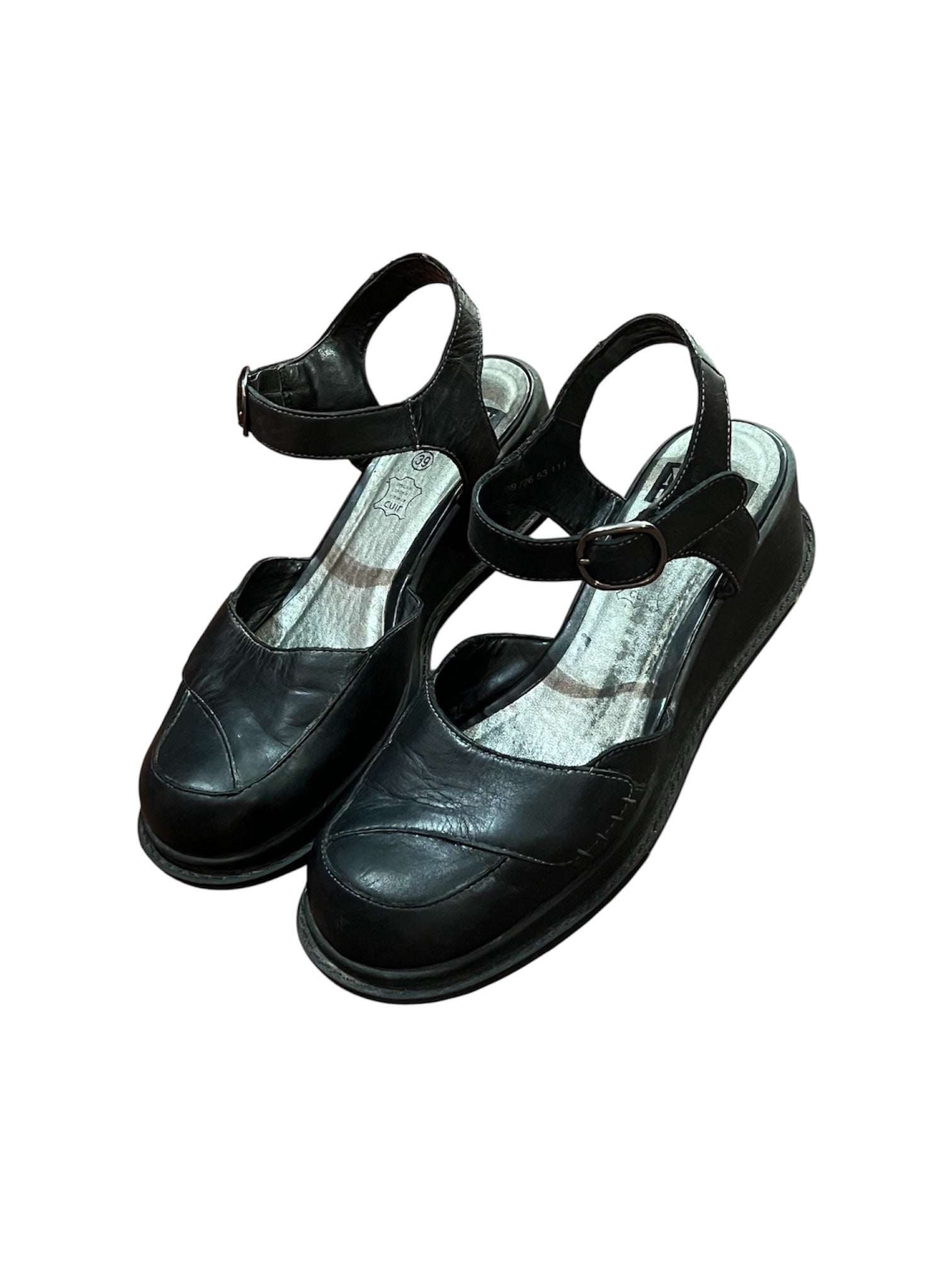 Mazette Vintage Club vous propose une paire de chaussures de villes ouvertes. Ces chaussures compensées sont en taille 38 et peuvent vous accompagner du printemps à l’été. Pièce unique, sélectionnée pour son potentiel dans un dressing premium.
Mazette est une friperie basée sur Paris et Bordeaux qui vous propose une séléction Y2K et de vintage intemporel. Cette pièce est disponible exclusivement sur le site internet www.mazettevintageclub.com à l’occasion du premier drop internet de la boutique.