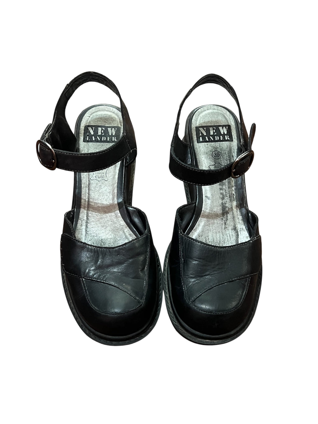 Mazette Vintage Club vous propose une paire de chaussures de villes ouvertes. Ces chaussures compensées sont en taille 38 et peuvent vous accompagner du printemps à l’été. Pièce unique, sélectionnée pour son potentiel dans un dressing premium.
Mazette est une friperie basée sur Paris et Bordeaux qui vous propose une séléction Y2K et de vintage intemporel. Cette pièce est disponible exclusivement sur le site internet www.mazettevintageclub.com à l’occasion du premier drop internet de la boutique.
