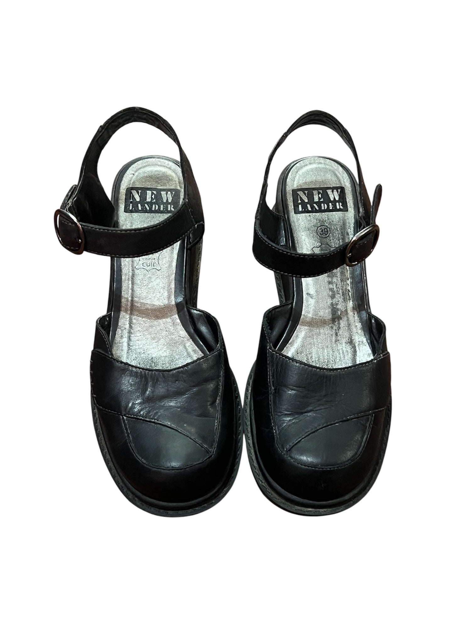 Mazette Vintage Club vous propose une paire de chaussures de villes ouvertes. Ces chaussures compensées sont en taille 38 et peuvent vous accompagner du printemps à l’été. Pièce unique, sélectionnée pour son potentiel dans un dressing premium.
Mazette est une friperie basée sur Paris et Bordeaux qui vous propose une séléction Y2K et de vintage intemporel. Cette pièce est disponible exclusivement sur le site internet www.mazettevintageclub.com à l’occasion du premier drop internet de la boutique.