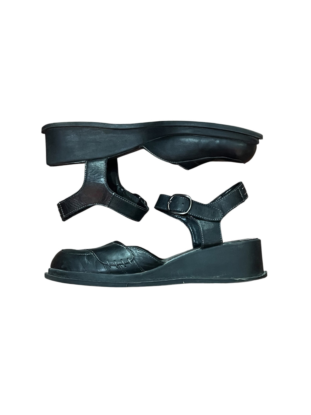 Mazette Vintage Club vous propose une paire de chaussures de villes ouvertes. Ces chaussures compensées sont en taille 38 et peuvent vous accompagner du printemps à l’été. Pièce unique, sélectionnée pour son potentiel dans un dressing premium.
Mazette est une friperie basée sur Paris et Bordeaux qui vous propose une séléction Y2K et de vintage intemporel. Cette pièce est disponible exclusivement sur le site internet www.mazettevintageclub.com à l’occasion du premier drop internet de la boutique.