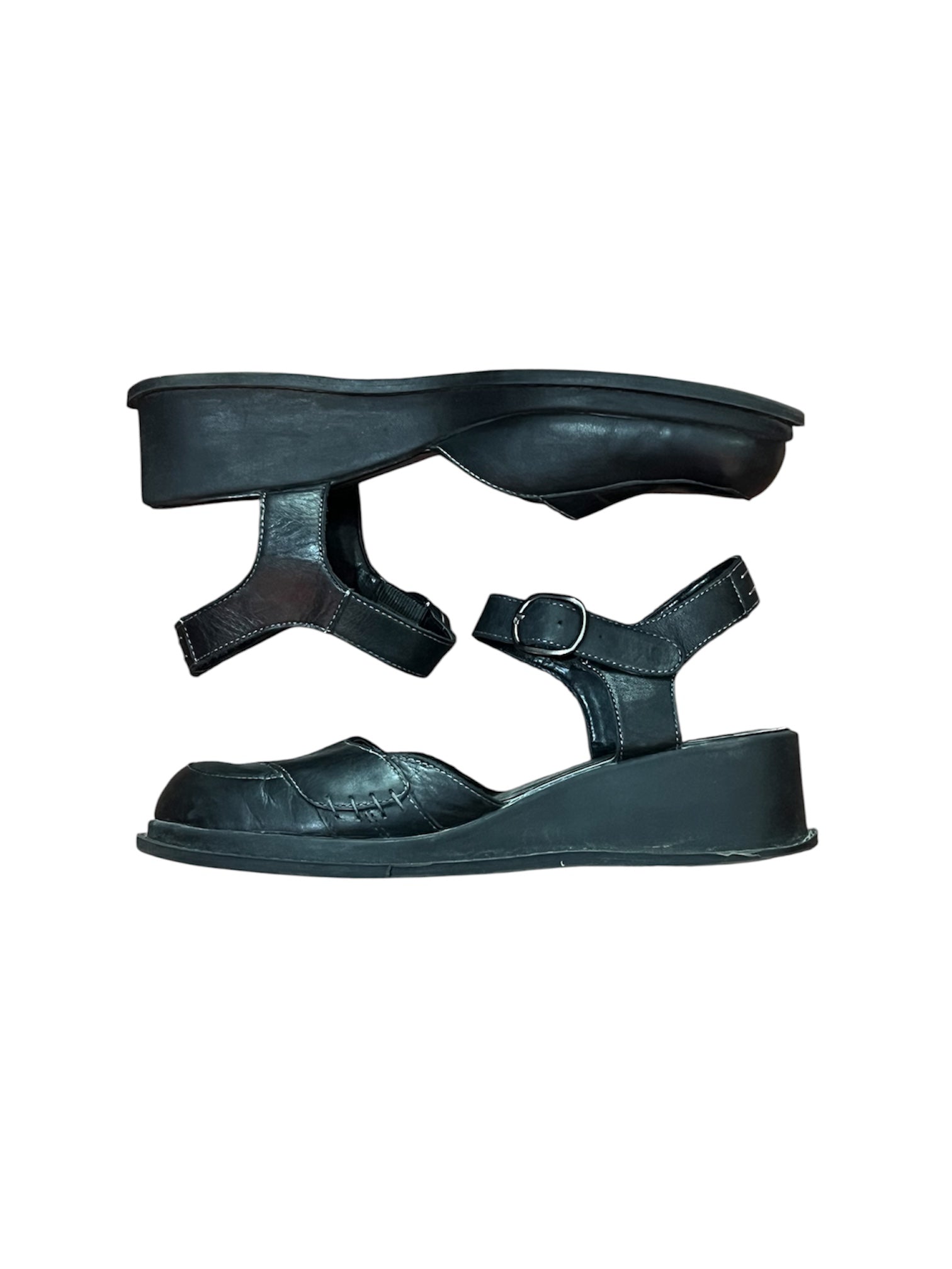 Mazette Vintage Club vous propose une paire de chaussures de villes ouvertes. Ces chaussures compensées sont en taille 38 et peuvent vous accompagner du printemps à l’été. Pièce unique, sélectionnée pour son potentiel dans un dressing premium.
Mazette est une friperie basée sur Paris et Bordeaux qui vous propose une séléction Y2K et de vintage intemporel. Cette pièce est disponible exclusivement sur le site internet www.mazettevintageclub.com à l’occasion du premier drop internet de la boutique.
