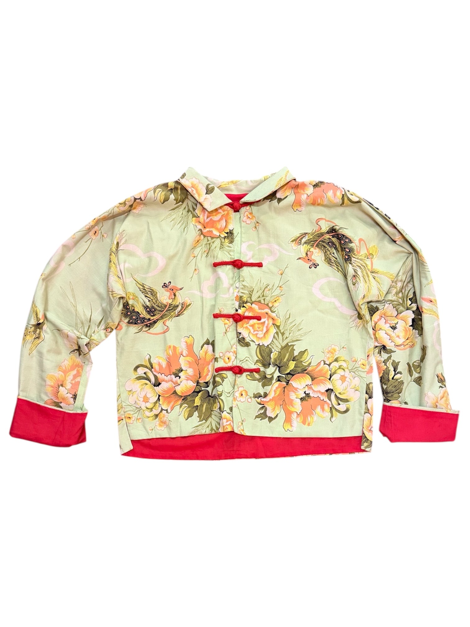 Mazette Vintage Club vous propose un chemiser en lin aux inspirations des vestes chinoises avec ses fermetures à brandebourgs. Le chemisier a été séléctionné pour son potentiel dans un dressing premium. 
Mazette est une friperie basée sur Paris et Bordeaux qui vous propose une séléction Y2K et de vintage intemporel. Cette pièce est disponible exclusivement sur le site internet www.mazettevintageclub.com à l’occasion du premier drop internet de la boutique.