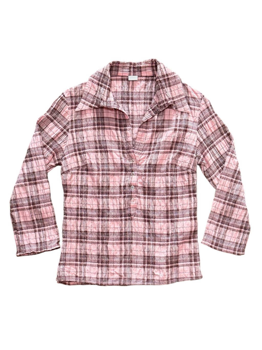 Mazette Vintage Club vous propose un chemisier à carreaux roses et bordeaux typique des années 2000’s. La chemise a été sélectionné pour son potentiel dans un dressing premium. 
Mazette est une friperie basée sur Paris et Bordeaux qui vous propose une séléction Y2K et de vintage intemporel. Cette pièce est disponible exclusivement sur le site internet www.mazettevintageclub.com à l’occasion du premier drop internet de la boutique.