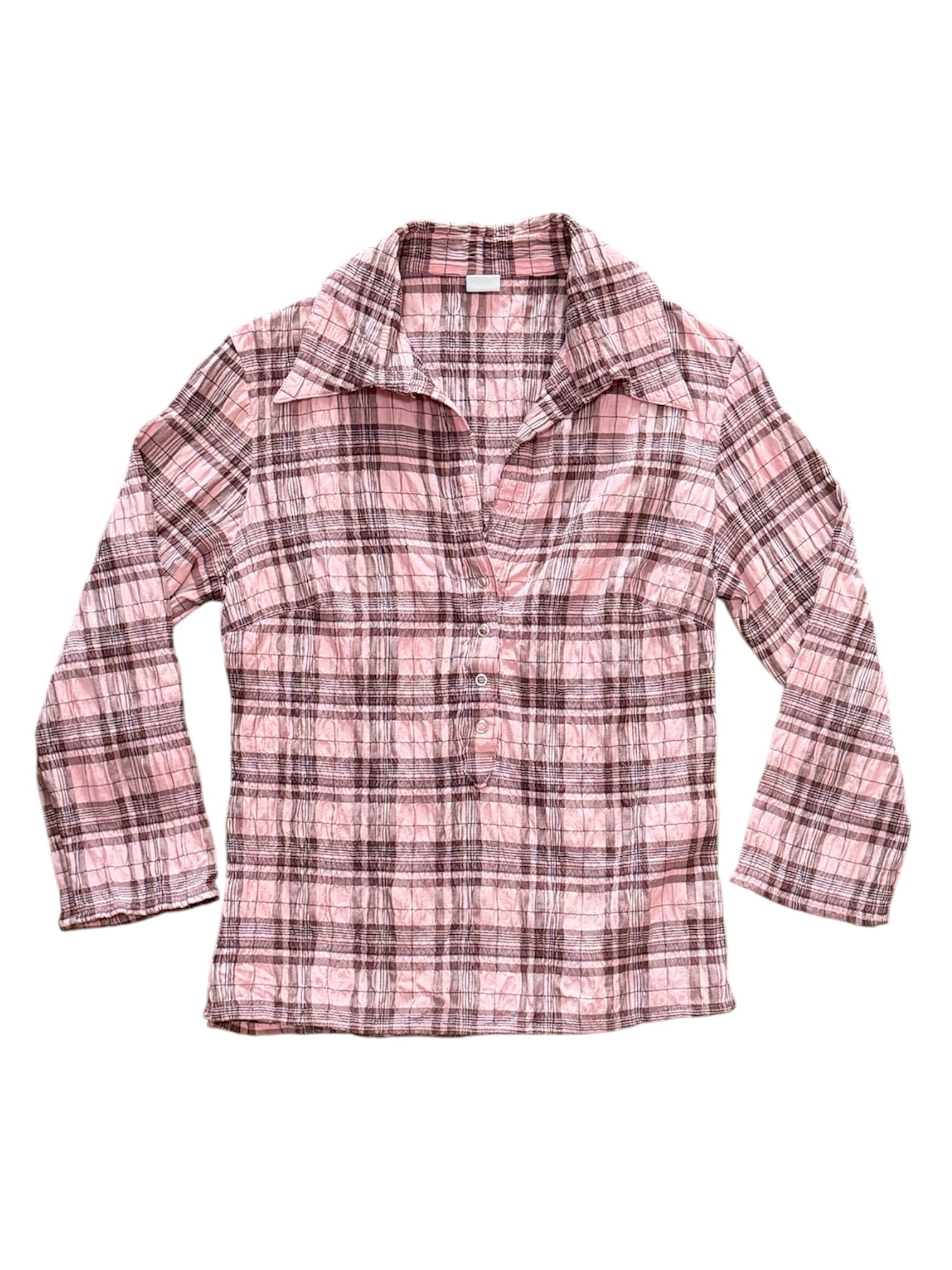 Mazette Vintage Club vous propose un chemisier à carreaux roses et bordeaux typique des années 2000’s. La chemise a été sélectionné pour son potentiel dans un dressing premium. 
Mazette est une friperie basée sur Paris et Bordeaux qui vous propose une séléction Y2K et de vintage intemporel. Cette pièce est disponible exclusivement sur le site internet www.mazettevintageclub.com à l’occasion du premier drop internet de la boutique.