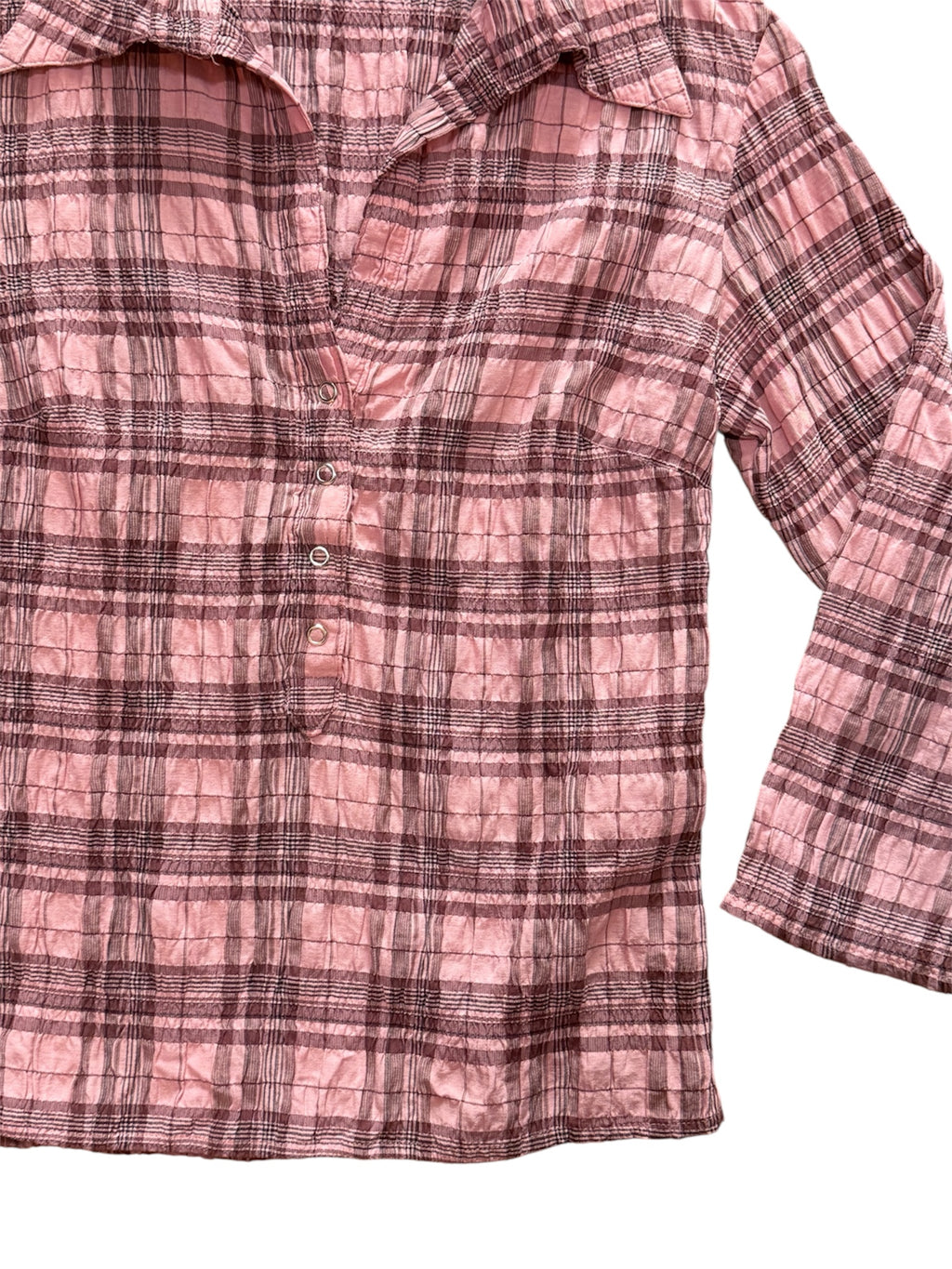 Mazette Vintage Club vous propose un chemisier à carreaux roses et bordeaux typique des années 2000’s. La chemise a été sélectionné pour son potentiel dans un dressing premium. 
Mazette est une friperie basée sur Paris et Bordeaux qui vous propose une séléction Y2K et de vintage intemporel. Cette pièce est disponible exclusivement sur le site internet www.mazettevintageclub.com à l’occasion du premier drop internet de la boutique.