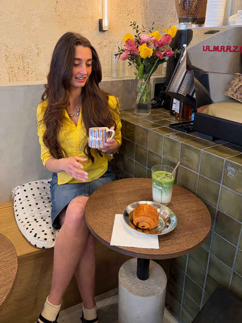 Mazette Vintage Club vous propose un chemisier jaune vintage. La chemise a été sélectionné pour son potentiel dans un dressing premium. 
Mazette est une friperie basée sur Paris et Bordeaux qui vous propose une séléction Y2K et de vintage intemporel. Cette pièce est disponible exclusivement sur le site internet www.mazettevintageclub.com à l’occasion du premier drop internet de la boutique.