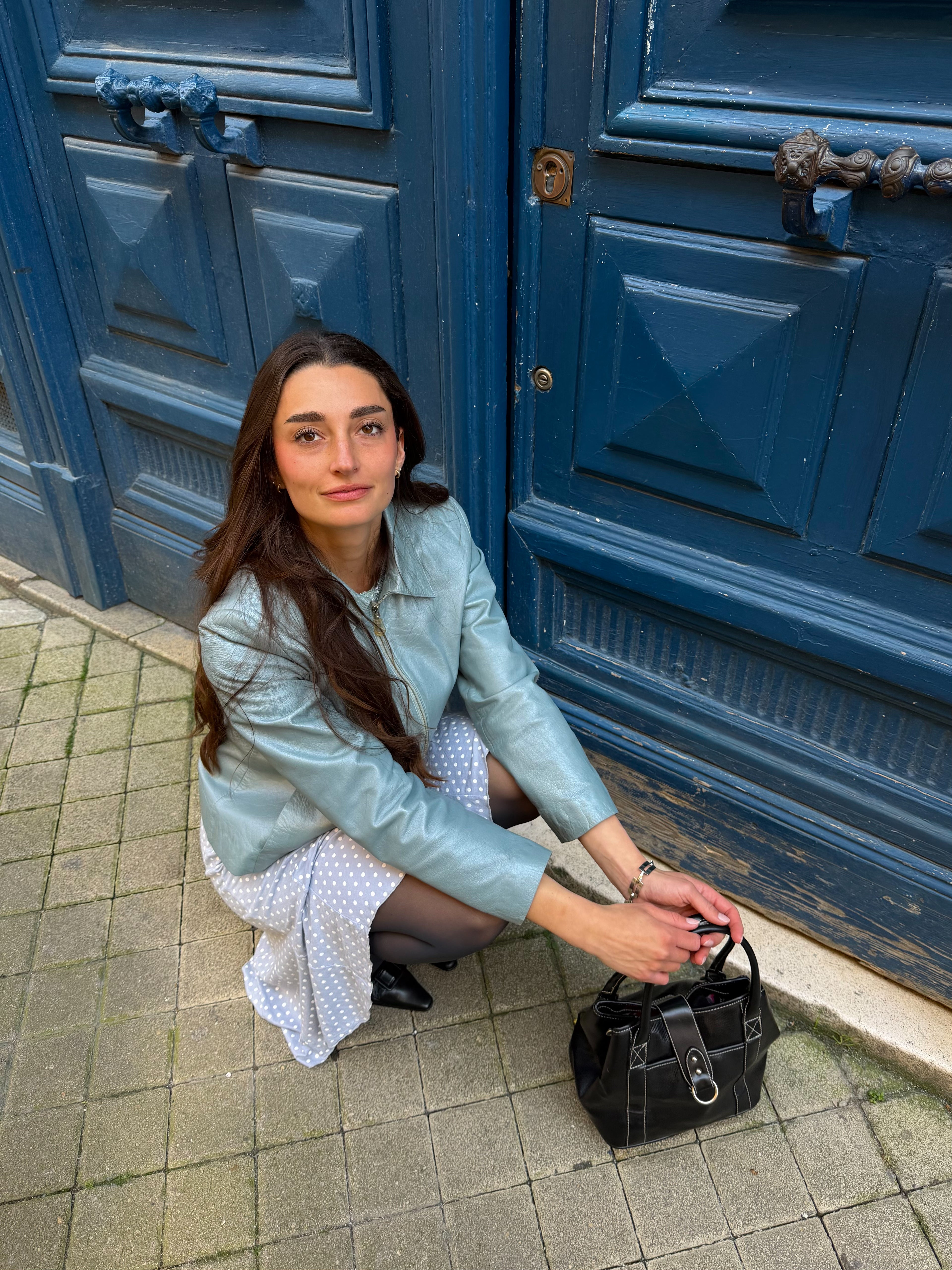 Mazette Vintage Club vous propose une veste en véritable cuir bleu pastel en taille 40 qui se porte en toutes saisons. Le cuir a été sélectionné pour son potentiel dans un dressing premium. 
Mazette est une friperie basée sur Paris et Bordeaux qui vous propose une séléction Y2K et de vintage intemporel. Cette pièce est disponible exclusivement sur le site internet www.mazettevintageclub.com à l’occasion du premier drop internet de la boutique.