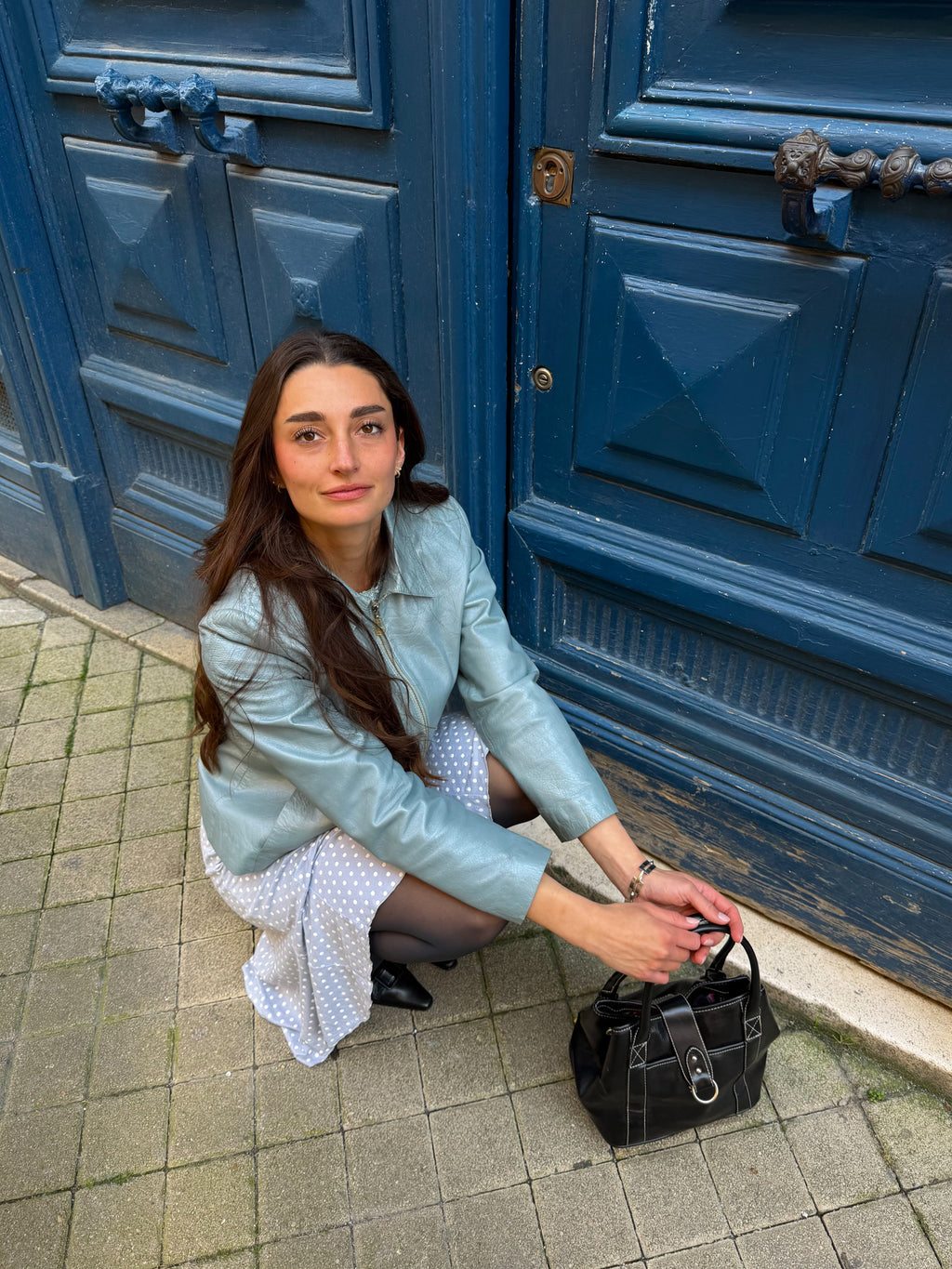 Mazette Vintage Club vous propose une veste en véritable cuir bleu pastel en taille 40 qui se porte en toutes saisons. Le cuir a été sélectionné pour son potentiel dans un dressing premium. 
Mazette est une friperie basée sur Paris et Bordeaux qui vous propose une séléction Y2K et de vintage intemporel. Cette pièce est disponible exclusivement sur le site internet www.mazettevintageclub.com à l’occasion du premier drop internet de la boutique.