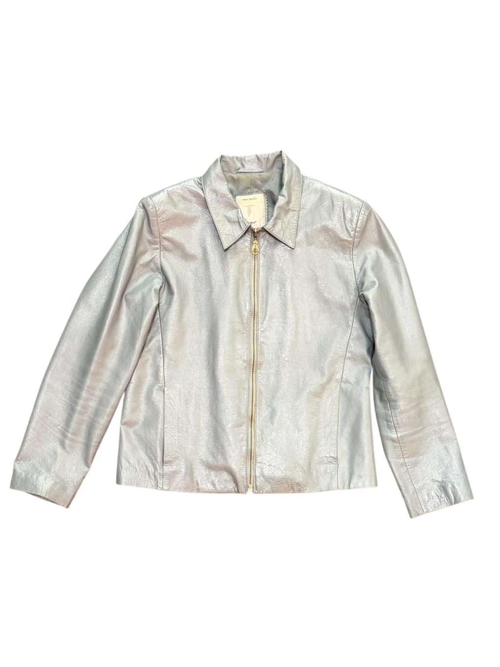 Mazette Vintage Club vous propose une veste en véritable cuir bleu pastel en taille 40 qui se porte en toutes saisons. Le cuir a été sélectionné pour son potentiel dans un dressing premium. 
Mazette est une friperie basée sur Paris et Bordeaux qui vous propose une séléction Y2K et de vintage intemporel. Cette pièce est disponible exclusivement sur le site internet www.mazettevintageclub.com à l’occasion du premier drop internet de la boutique.