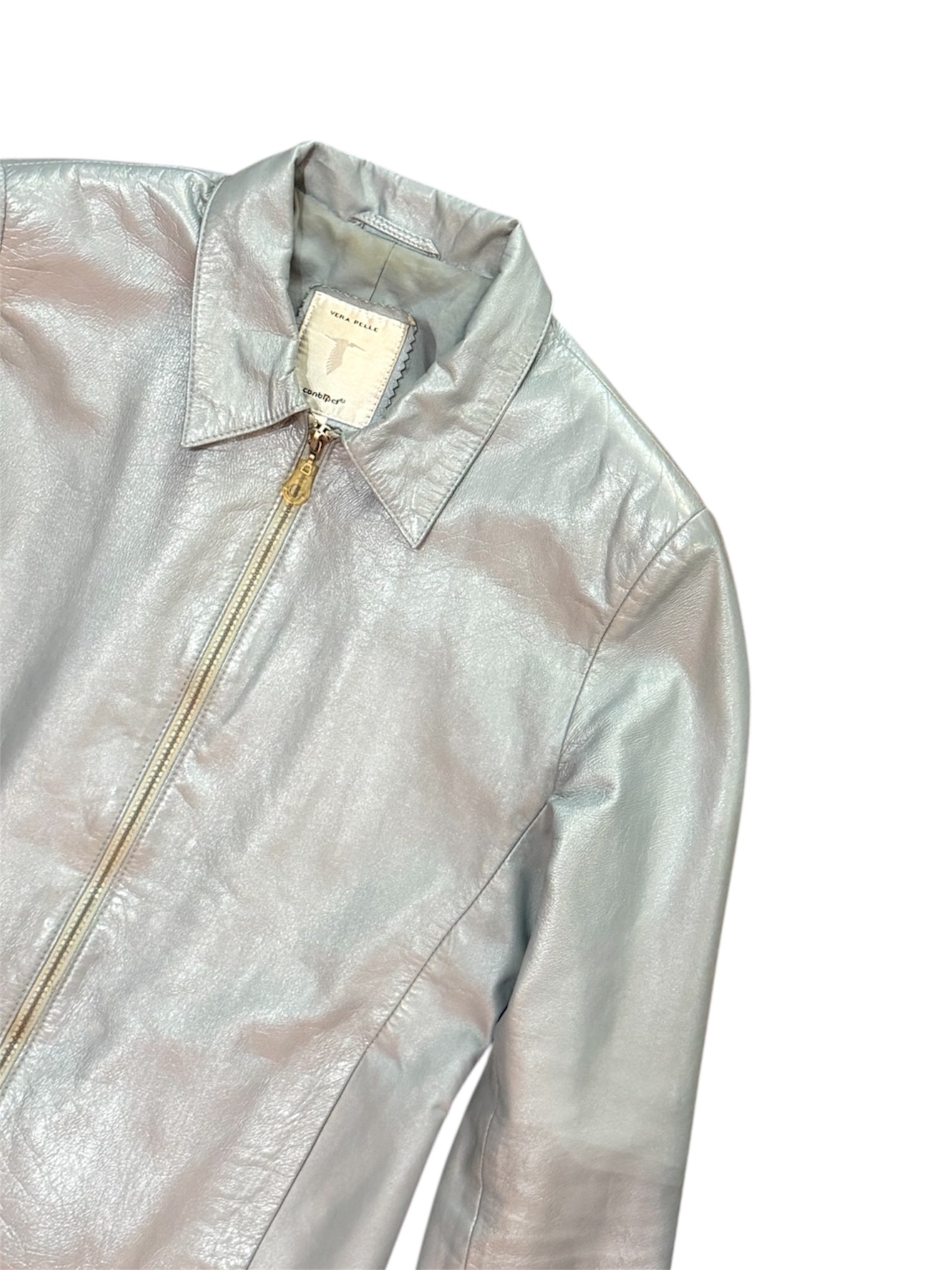 Mazette Vintage Club vous propose une veste en véritable cuir bleu pastel en taille 40 qui se porte en toutes saisons. Le cuir a été sélectionné pour son potentiel dans un dressing premium. 
Mazette est une friperie basée sur Paris et Bordeaux qui vous propose une séléction Y2K et de vintage intemporel. Cette pièce est disponible exclusivement sur le site internet www.mazettevintageclub.com à l’occasion du premier drop internet de la boutique.