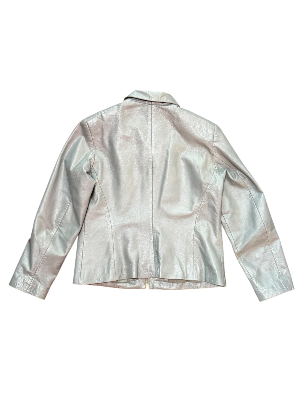 Mazette Vintage Club vous propose une veste en véritable cuir bleu pastel en taille 40 qui se porte en toutes saisons. Le cuir a été sélectionné pour son potentiel dans un dressing premium. 
Mazette est une friperie basée sur Paris et Bordeaux qui vous propose une séléction Y2K et de vintage intemporel. Cette pièce est disponible exclusivement sur le site internet www.mazettevintageclub.com à l’occasion du premier drop internet de la boutique.