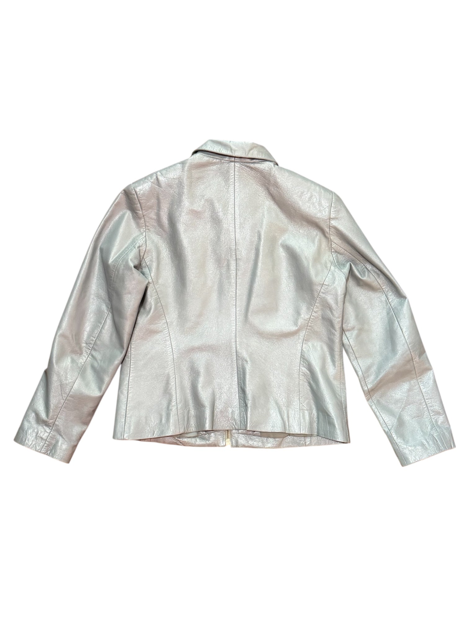 Mazette Vintage Club vous propose une veste en véritable cuir bleu pastel en taille 40 qui se porte en toutes saisons. Le cuir a été sélectionné pour son potentiel dans un dressing premium. 
Mazette est une friperie basée sur Paris et Bordeaux qui vous propose une séléction Y2K et de vintage intemporel. Cette pièce est disponible exclusivement sur le site internet www.mazettevintageclub.com à l’occasion du premier drop internet de la boutique.