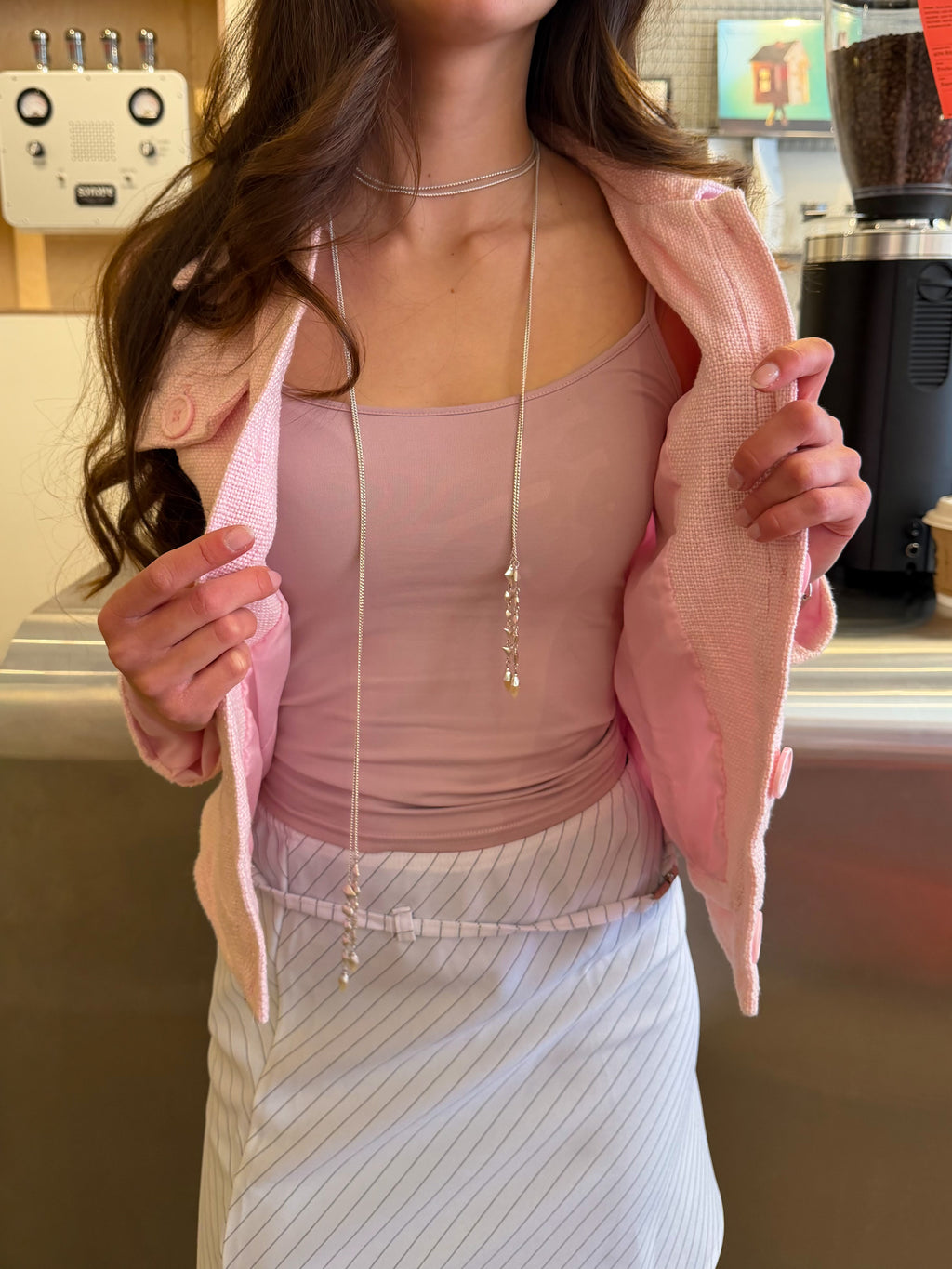 Mazette Vintage Club vous propose un débardeur à bretelles fines basique, ce qui permet d’associer la pièce à de nombreuses autres. Top rose séléctionné pour son potentiel dans un dressing premium.
Mazette est une friperie basée sur Paris et Bordeaux qui vous propose une séléction Y2K et de vintage intemporel. Cette pièce est disponible exclusivement sur le site internet www.mazettevintageclub.com à l’occasion du premier drop internet de la boutique.