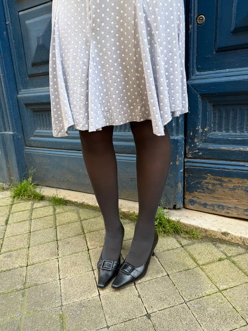 Mazette Vintage Club vous propose une paire d’escarpins pointus avec des boucles sur le devant. Ces chaussures “office core“ sont en taille 38 . Pièce rare, sélectionnée pour son potentiel dans un dressing premium.
Mazette est une friperie basée sur Paris et Bordeaux qui vous propose une séléction Y2K et de vintage intemporel. Cette pièce est disponible exclusivement sur le site internet www.mazettevintageclub.com à l’occasion du premier drop internet de la boutique.