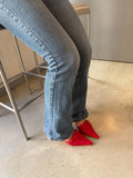 Mazette Vintage Club vous propose une paire d'escarpins rouge vif "sling back" typique des années 2000. Ces chaussures sont en taille 38 et peuvent vous accompagner du printemps à l’été. Pièce rare, séléctionnée pour son potentiel dans un dressing premium
Mazette est une friperie basée sur Paris et Bordeaux qui vous propose une séléction Y2K et de vintage intemporel. Cette pièce est disponible exclusivement sur le site internet www.mazettevintageclub.com à l’occasion du premier drop internet de la boutique.
