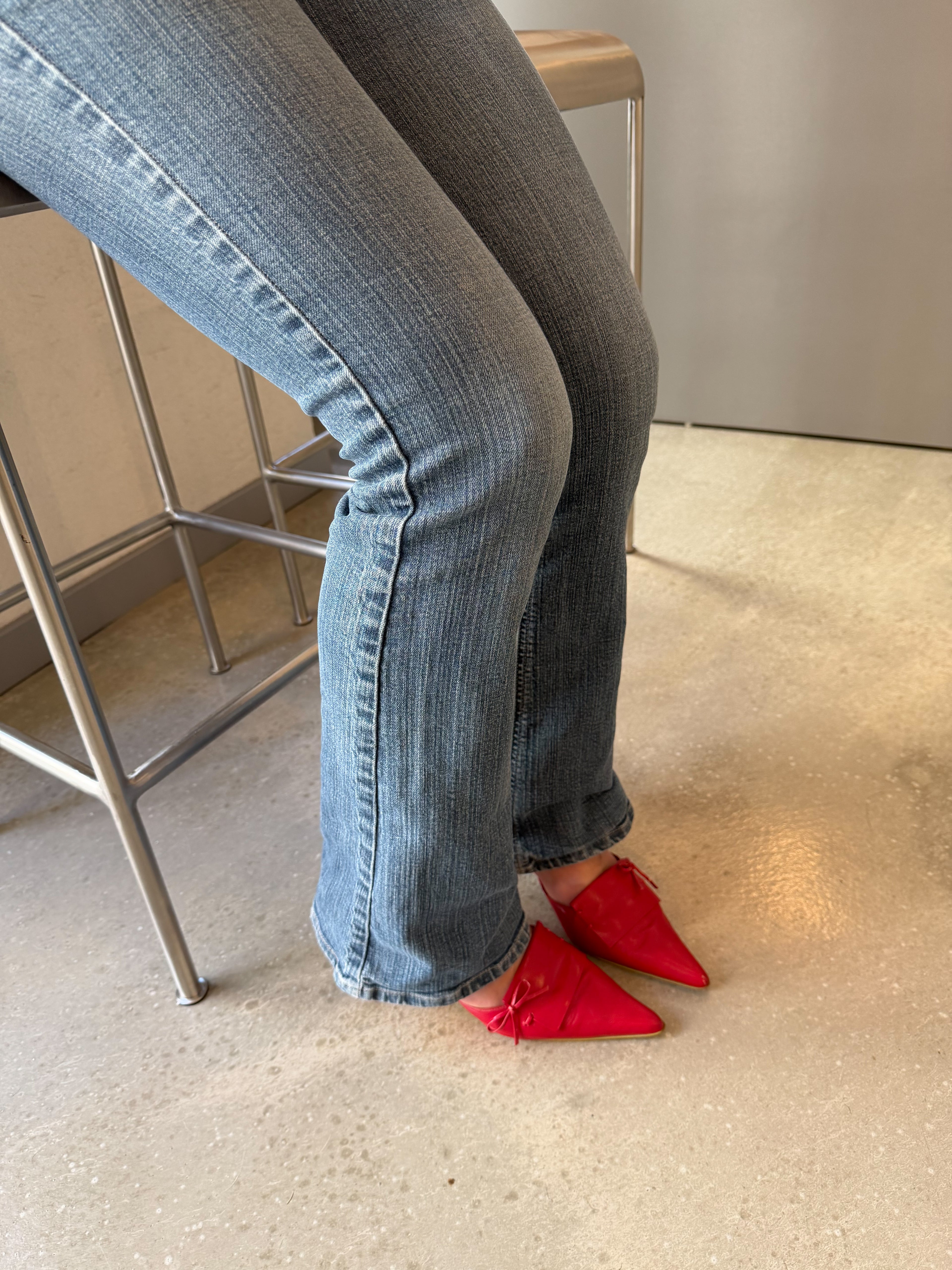 Mazette Vintage Club vous propose une paire d'escarpins rouge vif "sling back" typique des années 2000. Ces chaussures sont en taille 38 et peuvent vous accompagner du printemps à l’été. Pièce rare, séléctionnée pour son potentiel dans un dressing premium
Mazette est une friperie basée sur Paris et Bordeaux qui vous propose une séléction Y2K et de vintage intemporel. Cette pièce est disponible exclusivement sur le site internet www.mazettevintageclub.com à l’occasion du premier drop internet de la boutique.