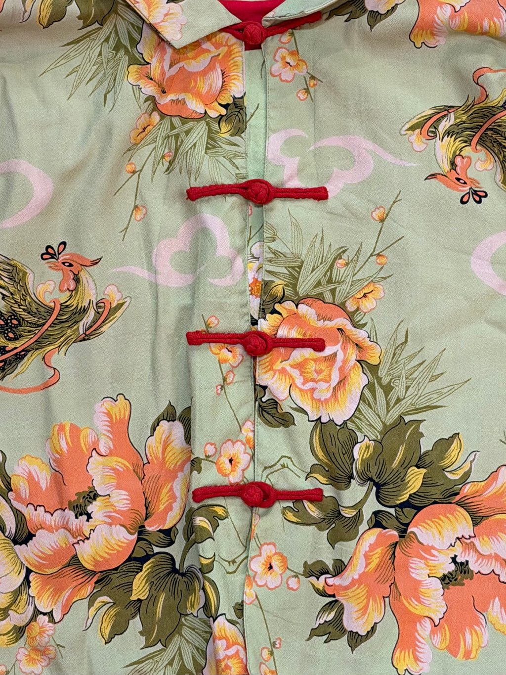 Mazette Vintage Club vous propose un chemiser en lin aux inspirations des vestes chinoises avec ses fermetures à brandebourgs. Le chemisier a été séléctionné pour son potentiel dans un dressing premium. 
Mazette est une friperie basée sur Paris et Bordeaux qui vous propose une séléction Y2K et de vintage intemporel. Cette pièce est disponible exclusivement sur le site internet www.mazettevintageclub.com à l’occasion du premier drop internet de la boutique.