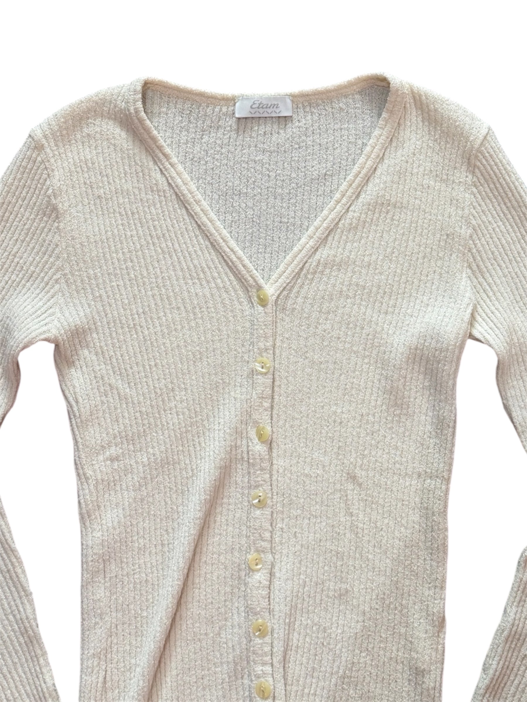 Mazette Vintage Club vous propose un gilet beige Etam ayant une coupe intemporelle, ce qui permet d’associer la pièce à de nombreuses autres. Gilet Y2K séléctionné pour son potentiel dans un dressing premium.
Mazette est une friperie basée sur Paris et Bordeaux qui vous propose une séléction Y2K et de vintage intemporel. Cette pièce est disponible exclusivement sur le site internet www.mazettevintageclub.com à l’occasion du premier drop internet de la boutique.