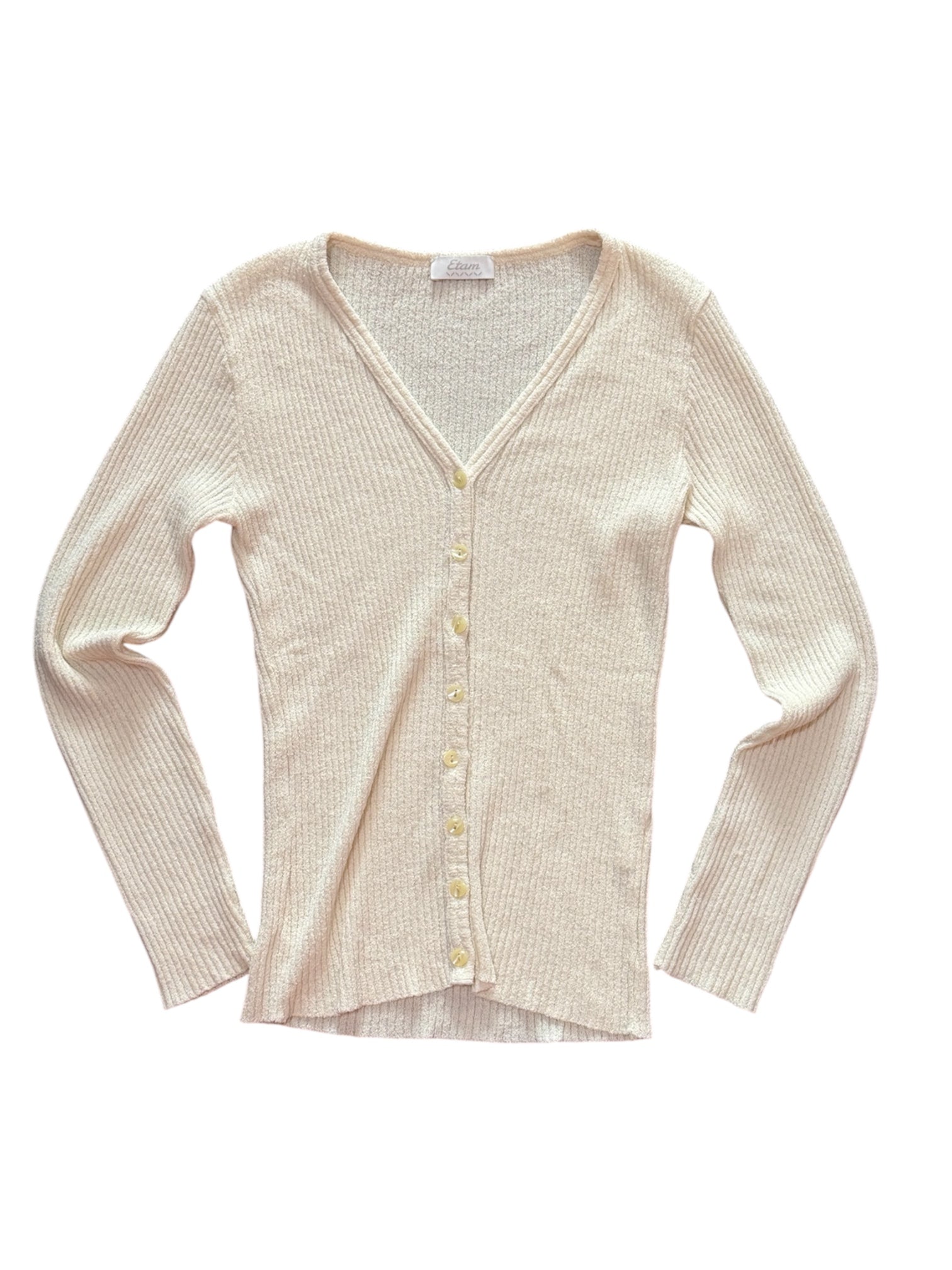 Mazette Vintage Club vous propose un gilet beige Etam ayant une coupe intemporelle, ce qui permet d’associer la pièce à de nombreuses autres. Gilet Y2K séléctionné pour son potentiel dans un dressing premium
Mazette est une friperie basée sur Paris et Bordeaux qui vous propose une séléction Y2K et de vintage intemporel. Cette pièce est disponible exclusivement sur le site internet www.mazettevintageclub.com à l’occasion du premier drop internet de la boutique.