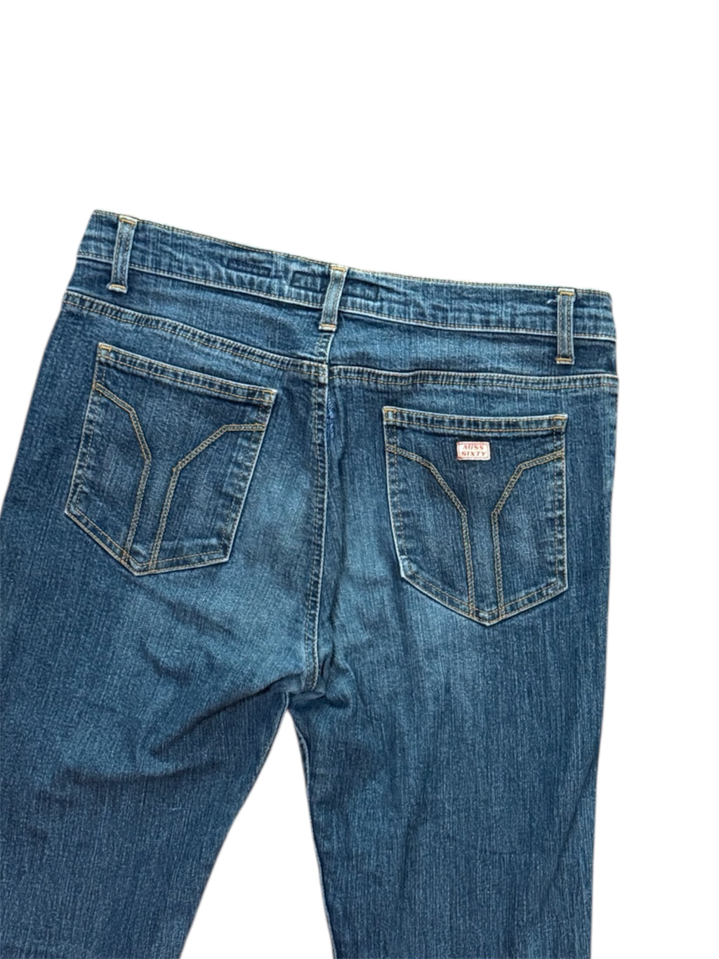 Mazette Vintage Club vous propose un pantalon patte d’éléphant typique des années 2000. Ce jean bleu en taille 38 est une pièce intemporel qui traverse toutes les saisons.
Mazette est une friperie basée sur Paris et Bordeaux qui vous propose une séléction Y2K et de vintage intemporel. Cette pièce est disponible exclusivement sur le site internet www.mazettevintageclub.com à l’occasion du premier drop internet de la boutique.