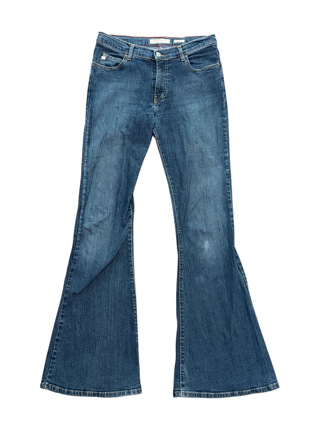 Mazette Vintage Club vous propose un pantalon patte d’éléphant typique des années 2000. Ce jean bleu en taille 38 est une pièce intemporel qui traverse toutes les saisons.
Mazette est une friperie basée sur Paris et Bordeaux qui vous propose une séléction Y2K et de vintage intemporel. Cette pièce est disponible exclusivement sur le site internet www.mazettevintageclub.com à l’occasion du premier drop internet de la boutique.