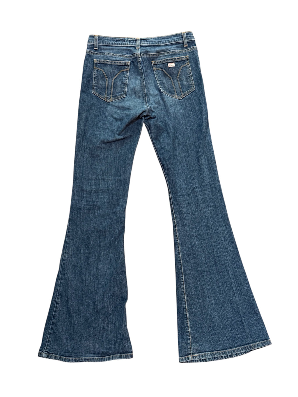 Mazette Vintage Club vous propose un pantalon patte d’éléphant typique des années 2000. Ce jean bleu en taille 38 est une pièce intemporel qui traverse toutes les saisons.
Mazette est une friperie basée sur Paris et Bordeaux qui vous propose une séléction Y2K et de vintage intemporel. Cette pièce est disponible exclusivement sur le site internet www.mazettevintageclub.com à l’occasion du premier drop internet de la boutique.