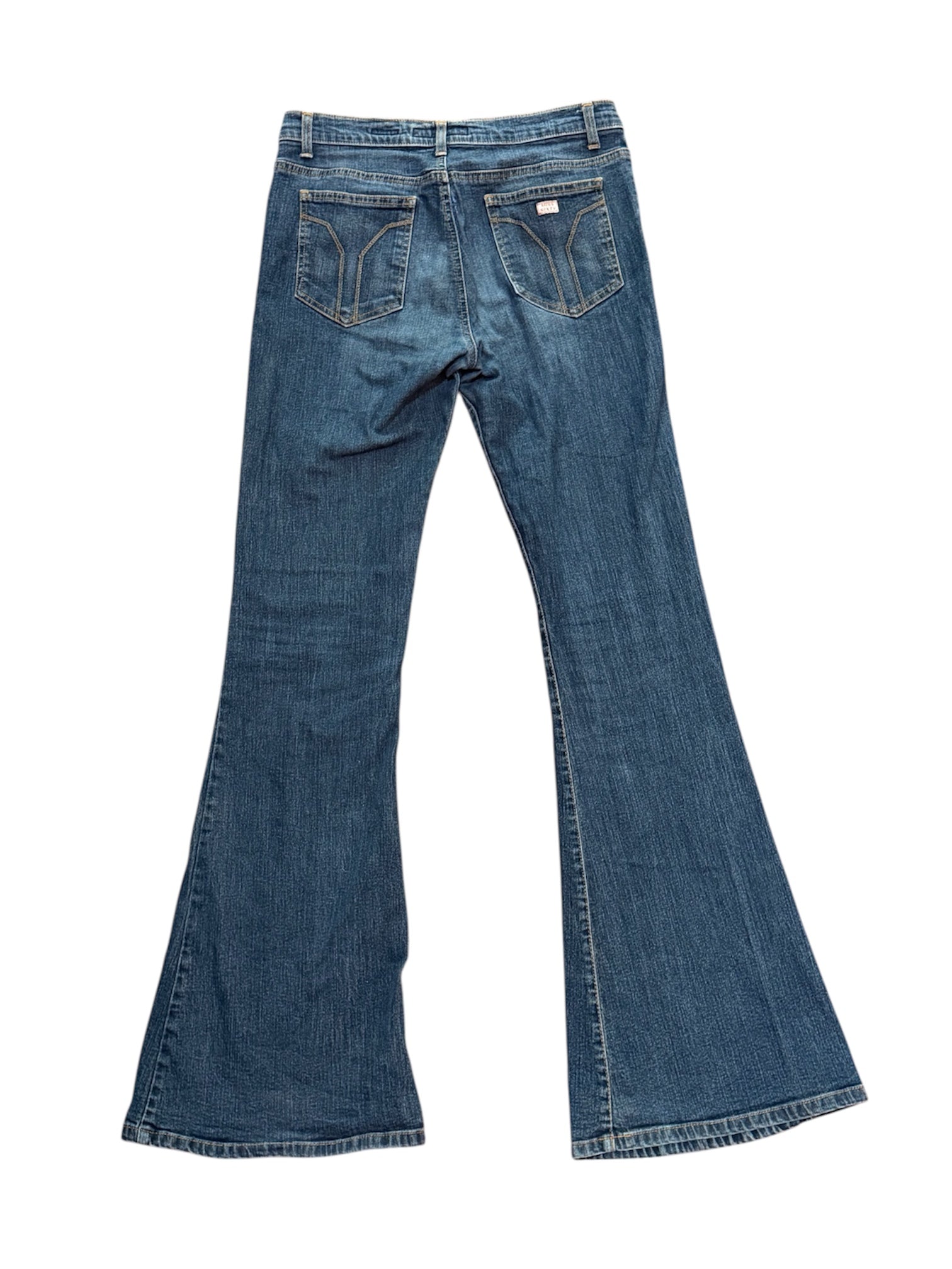 Mazette Vintage Club vous propose un pantalon patte d’éléphant typique des années 2000. Ce jean bleu en taille 38 est une pièce intemporel qui traverse toutes les saisons.
Mazette est une friperie basée sur Paris et Bordeaux qui vous propose une séléction Y2K et de vintage intemporel. Cette pièce est disponible exclusivement sur le site internet www.mazettevintageclub.com à l’occasion du premier drop internet de la boutique.