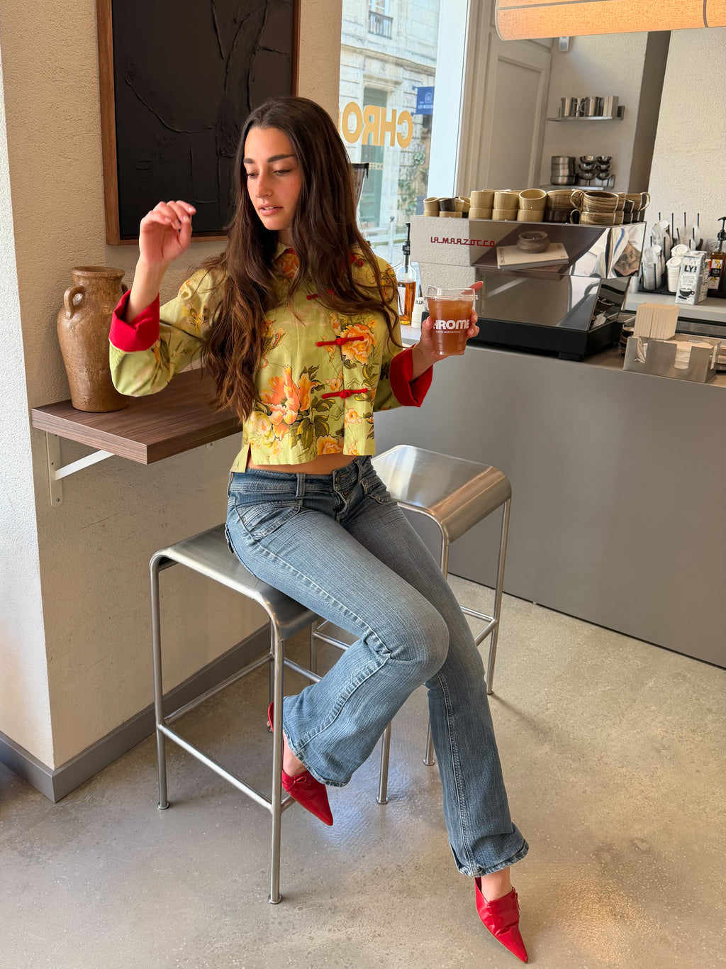 Mazette Vintage Club vous propose un jean taille basse typique des années 2000. La jean a été séléctionné pour son potentiel dans un dressing premium. 
Mazette est une friperie basée sur Paris et Bordeaux qui vous propose une séléction Y2K et de vintage intemporel. Cette pièce est disponible exclusivement sur le site internet www.mazettevintageclub.com à l’occasion du premier drop internet de la boutique.
