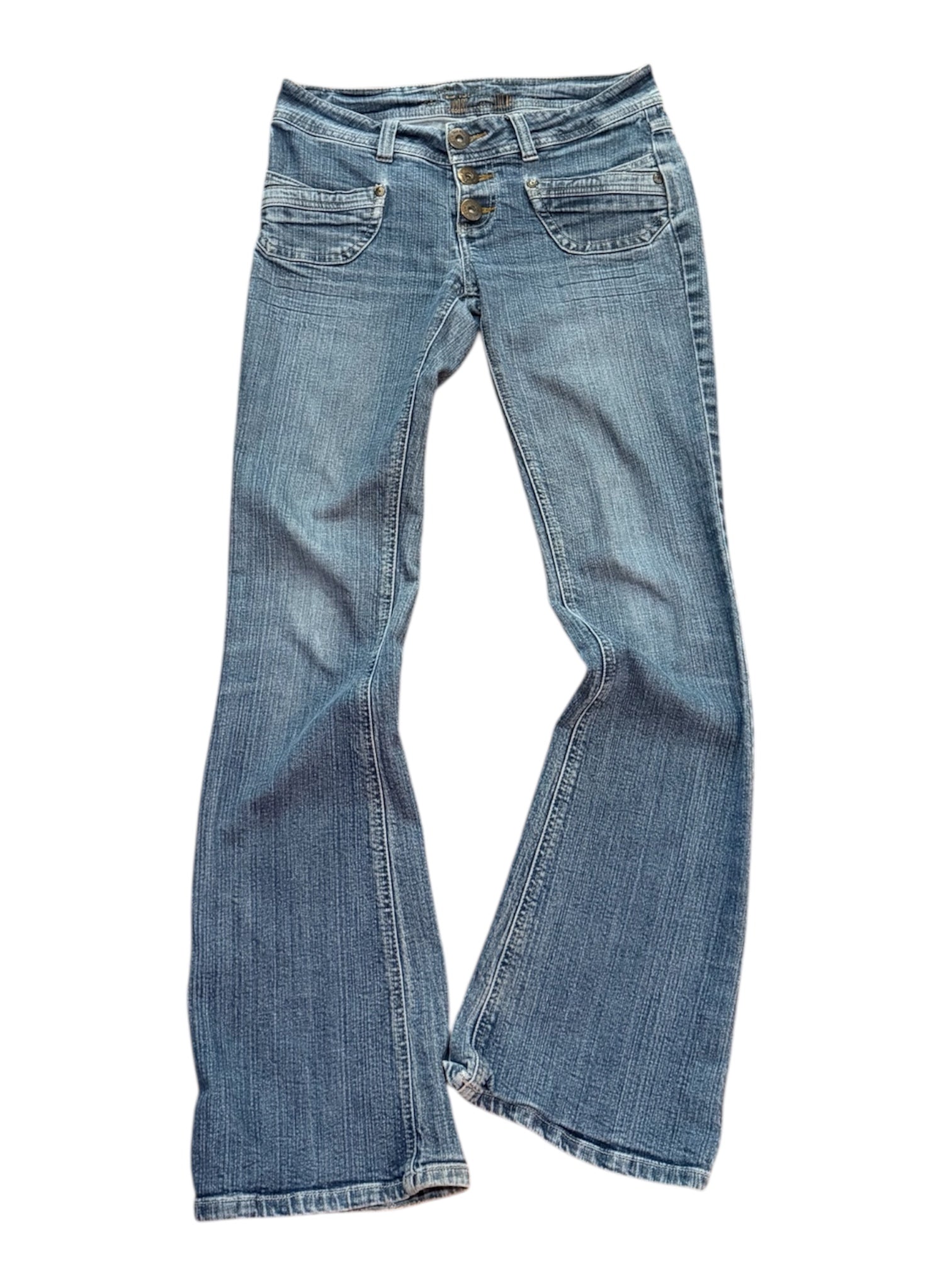 Mazette Vintage Club vous propose un jean taille basse typique des années 2000. La jean a été séléctionné pour son potentiel dans un dressing premium. 
Mazette est une friperie basée sur Paris et Bordeaux qui vous propose une séléction Y2K et de vintage intemporel. Cette pièce est disponible exclusivement sur le site internet www.mazettevintageclub.com à l’occasion du premier drop internet de la boutique.