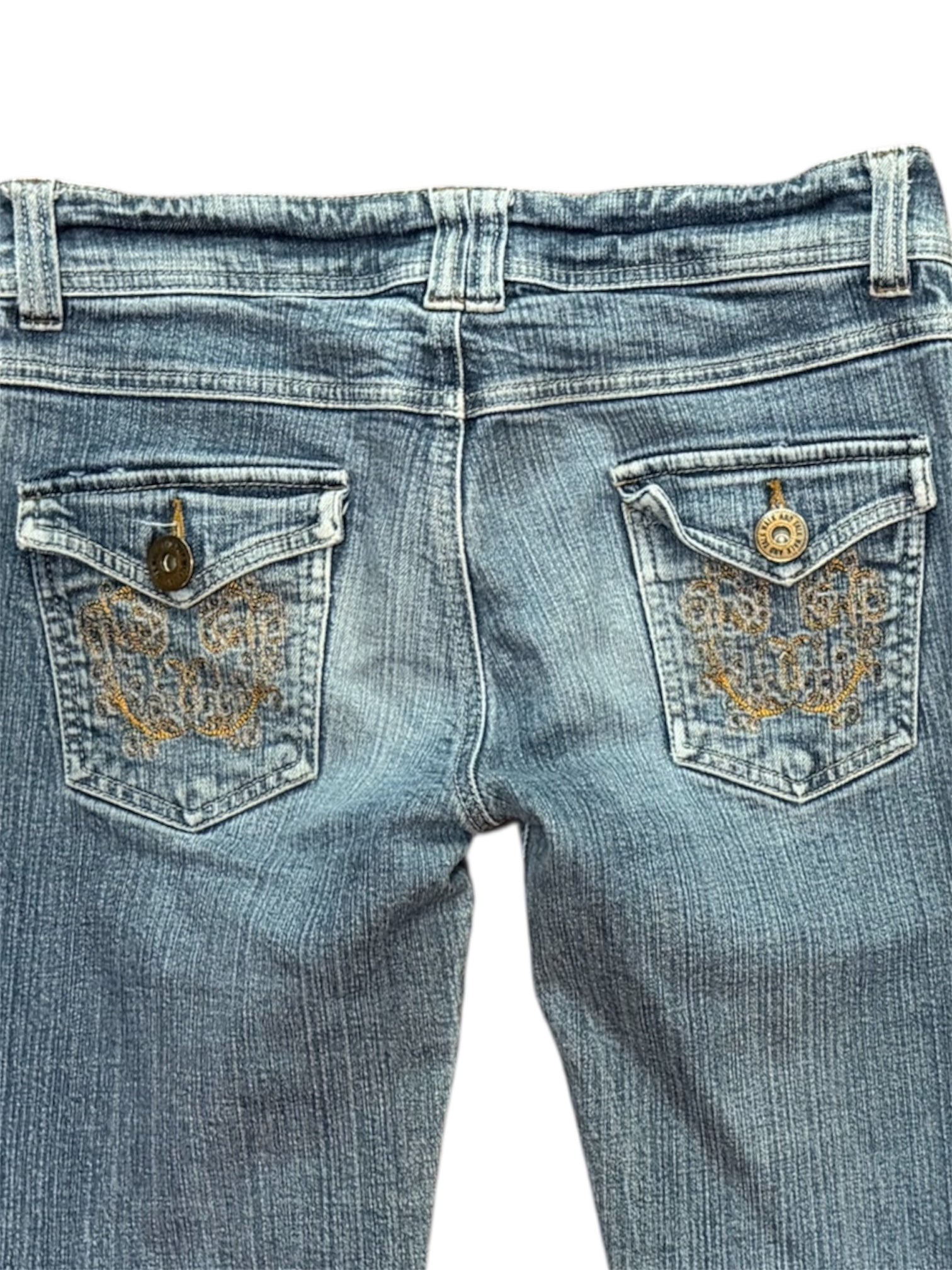 Mazette Vintage Club vous propose un jean taille basse typique des années 2000. La jean a été séléctionné pour son potentiel dans un dressing premium. 
Mazette est une friperie basée sur Paris et Bordeaux qui vous propose une séléction Y2K et de vintage intemporel. Cette pièce est disponible exclusivement sur le site internet www.mazettevintageclub.com à l’occasion du premier drop internet de la boutique.