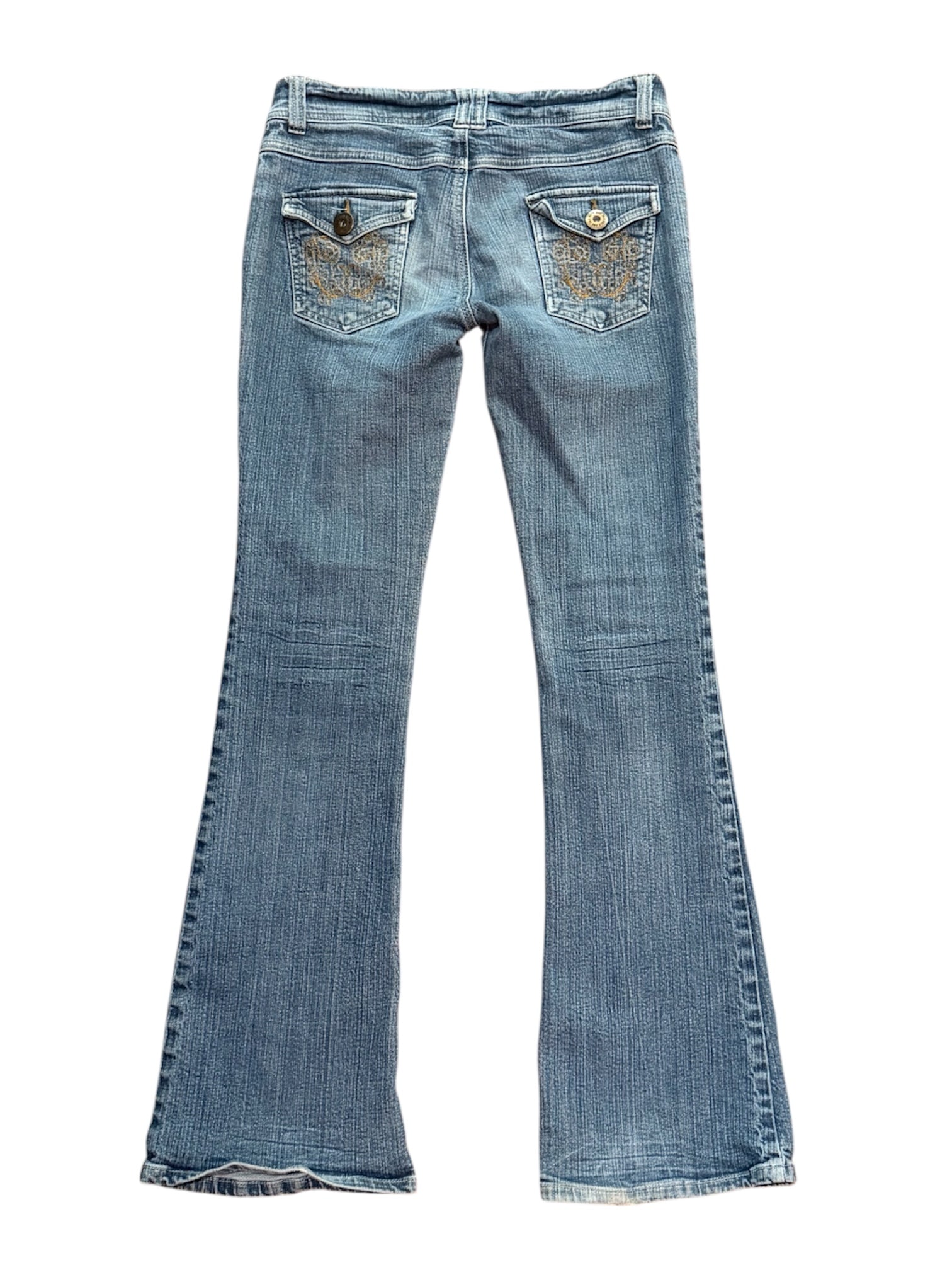 Mazette Vintage Club vous propose un jean taille basse typique des années 2000. La jean a été séléctionné pour son potentiel dans un dressing premium. 
Mazette est une friperie basée sur Paris et Bordeaux qui vous propose une séléction Y2K et de vintage intemporel. Cette pièce est disponible exclusivement sur le site internet www.mazettevintageclub.com à l’occasion du premier drop internet de la boutique.