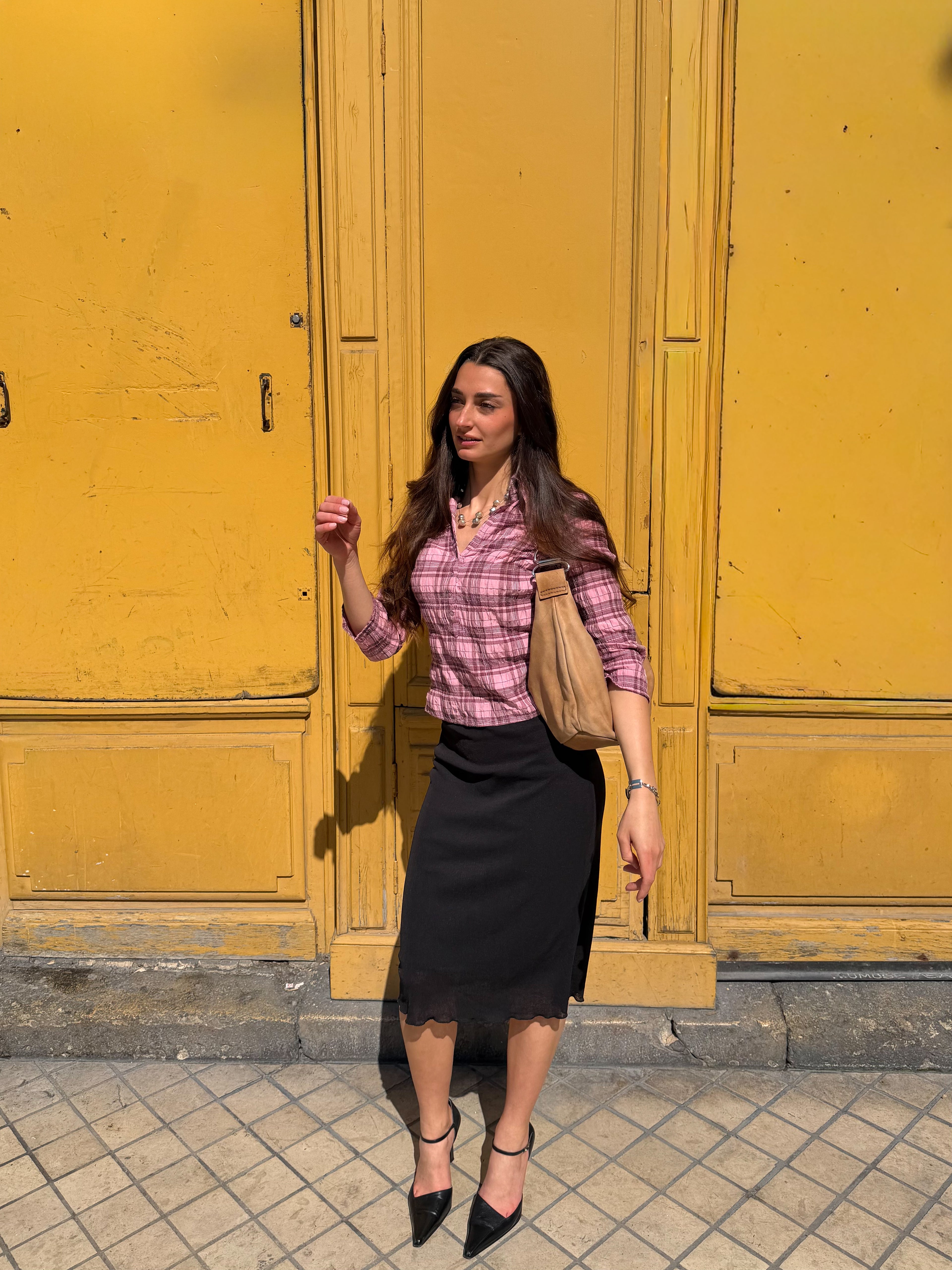 Mazette Vintage Club vous propose une jupe noire Made In France et typique des années 2000. La jupe a été séléctionné pour son potentiel dans un dressing premium. 
Mazette est une friperie basée sur Paris et Bordeaux qui vous propose une séléction Y2K et de vintage intemporel. Cette pièce est disponible exclusivement sur le site internet www.mazettevintageclub.com à l’occasion du premier drop internet de la boutique.