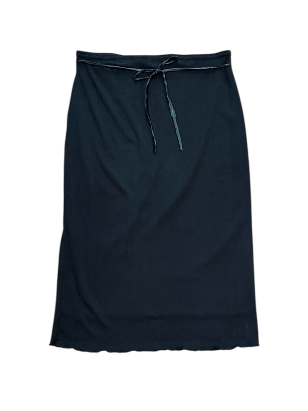 Mazette Vintage Club vous propose une jupe noire Made In France et typique des années 2000. La jupe a été séléctionné pour son potentiel dans un dressing premium. 
Mazette est une friperie basée sur Paris et Bordeaux qui vous propose une séléction Y2K et de vintage intemporel. Cette pièce est disponible exclusivement sur le site internet www.mazettevintageclub.com à l’occasion du premier drop internet de la boutique.