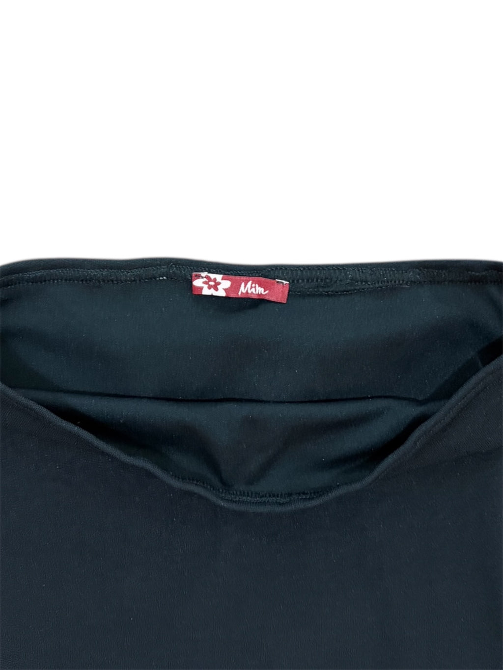 Mazette Vintage Club vous propose une jupe noire Made In France et typique des années 2000. La jupe a été séléctionné pour son potentiel dans un dressing premium. 
Mazette est une friperie basée sur Paris et Bordeaux qui vous propose une séléction Y2K et de vintage intemporel. Cette pièce est disponible exclusivement sur le site internet www.mazettevintageclub.com à l’occasion du premier drop internet de la boutique.
