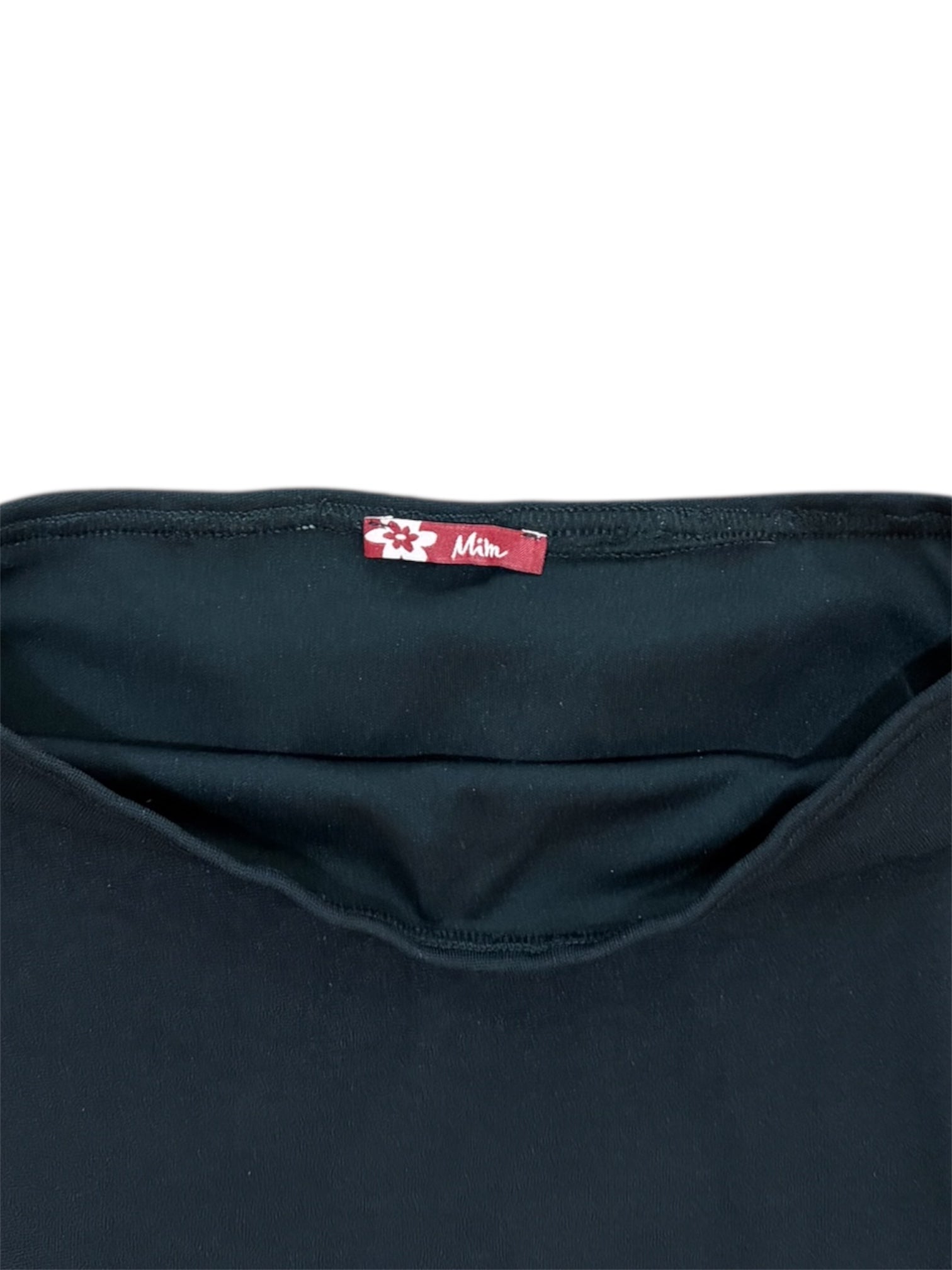 Mazette Vintage Club vous propose une jupe noire Made In France et typique des années 2000. La jupe a été séléctionné pour son potentiel dans un dressing premium. 
Mazette est une friperie basée sur Paris et Bordeaux qui vous propose une séléction Y2K et de vintage intemporel. Cette pièce est disponible exclusivement sur le site internet www.mazettevintageclub.com à l’occasion du premier drop internet de la boutique.