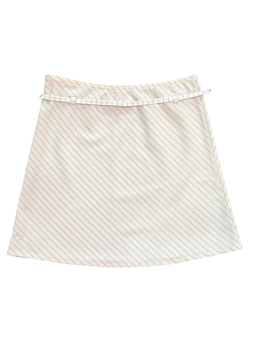 Mazette Vintage Club vous propose une jupe courte blanche à fins rayures vintage. Cette jupe des années 2000 est en taille 38 et peut vous accompagner du printemps à l’été. Pièce unique, séléctionnée pour son potentiel dans un dressing premium.
Mazette est une friperie basée sur Paris et Bordeaux qui vous propose une séléction Y2K et de vintage intemporel. Cette pièce est disponible exclusivement sur le site internet www.mazettevintageclub.com à l’occasion du premier drop internet de la boutique.