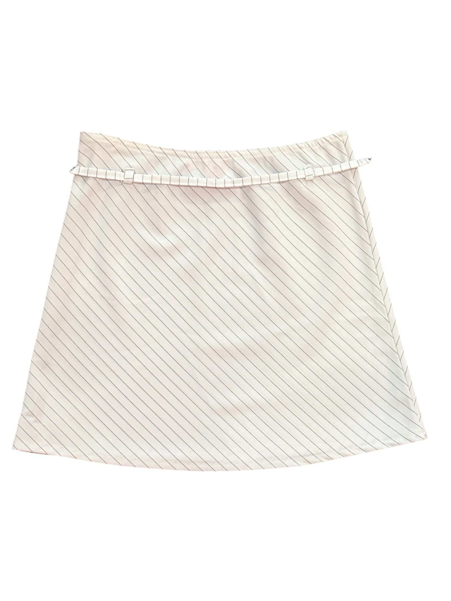 Mazette Vintage Club vous propose une jupe courte blanche à fins rayures vintage. Cette jupe des années 2000 est en taille 38 et peut vous accompagner du printemps à l’été. Pièce unique, séléctionnée pour son potentiel dans un dressing premium.
Mazette est une friperie basée sur Paris et Bordeaux qui vous propose une séléction Y2K et de vintage intemporel. Cette pièce est disponible exclusivement sur le site internet www.mazettevintageclub.com à l’occasion du premier drop internet de la boutique.