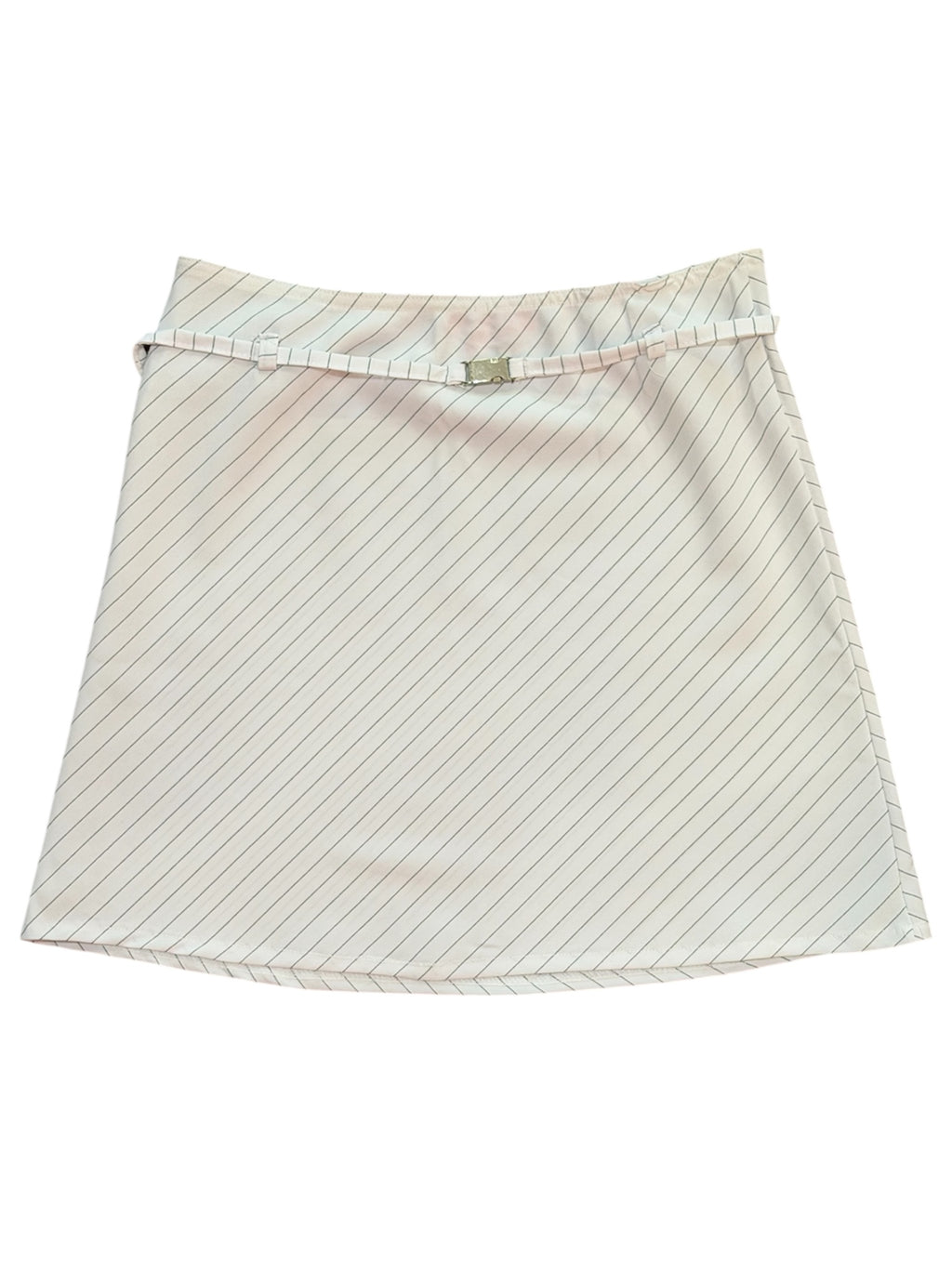 Mazette Vintage Club vous propose une jupe courte blanche à fins rayures vintage. Cette jupe des années 2000 est en taille 38 et peut vous accompagner du printemps à l’été. Pièce unique, séléctionnée pour son potentiel dans un dressing premium.
Mazette est une friperie basée sur Paris et Bordeaux qui vous propose une séléction Y2K et de vintage intemporel. Cette pièce est disponible exclusivement sur le site internet www.mazettevintageclub.com à l’occasion du premier drop internet de la boutique.