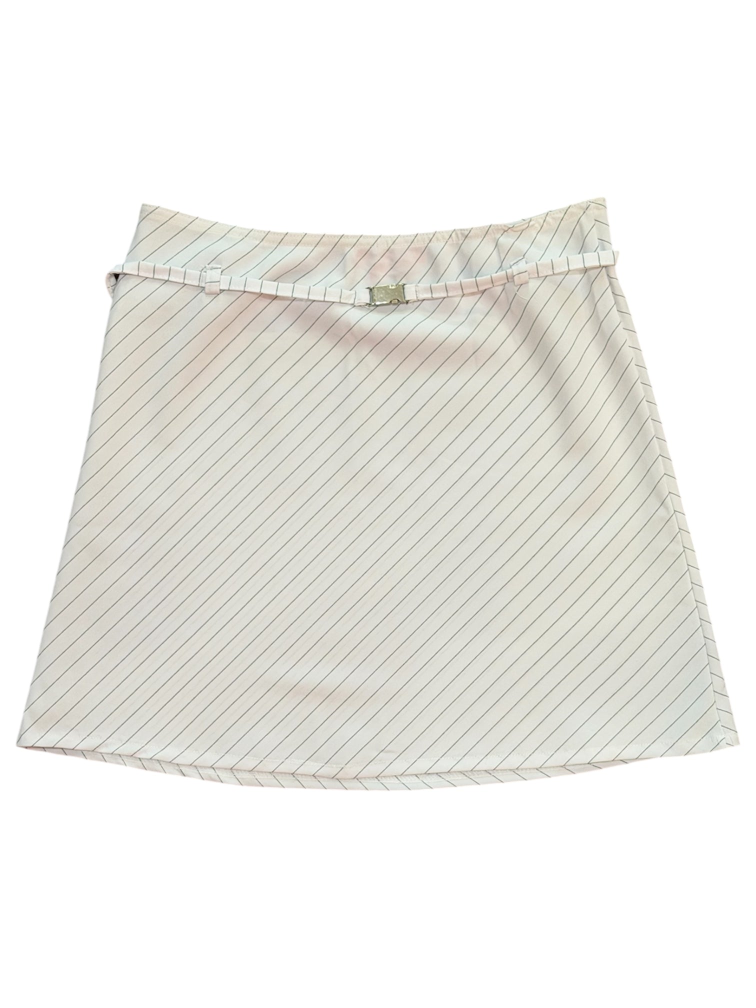 Mazette Vintage Club vous propose une jupe courte blanche à fins rayures vintage. Cette jupe des années 2000 est en taille 38 et peut vous accompagner du printemps à l’été. Pièce unique, séléctionnée pour son potentiel dans un dressing premium.
Mazette est une friperie basée sur Paris et Bordeaux qui vous propose une séléction Y2K et de vintage intemporel. Cette pièce est disponible exclusivement sur le site internet www.mazettevintageclub.com à l’occasion du premier drop internet de la boutique.