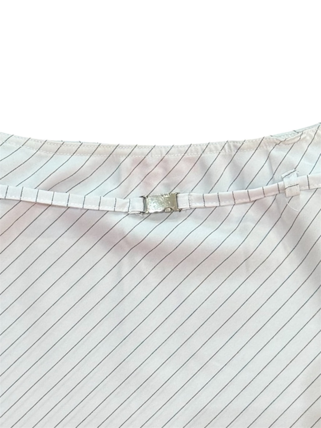 Mazette Vintage Club vous propose une jupe courte blanche à fins rayures vintage. Cette jupe des années 2000 est en taille 38 et peut vous accompagner du printemps à l’été. Pièce unique, séléctionnée pour son potentiel dans un dressing premium.
Mazette est une friperie basée sur Paris et Bordeaux qui vous propose une séléction Y2K et de vintage intemporel. Cette pièce est disponible exclusivement sur le site internet www.mazettevintageclub.com à l’occasion du premier drop internet de la boutique.