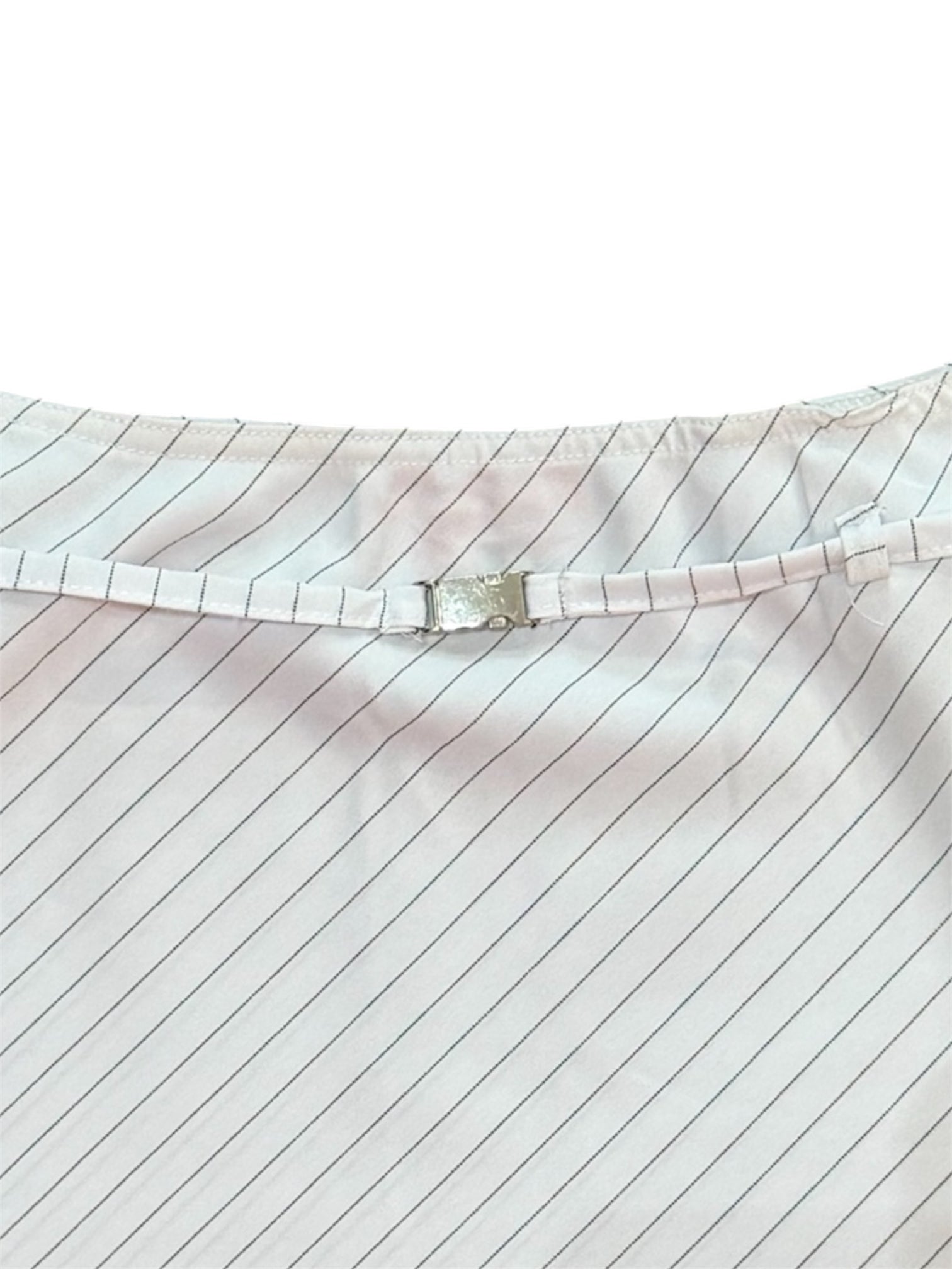 Mazette Vintage Club vous propose une jupe courte blanche à fins rayures vintage. Cette jupe des années 2000 est en taille 38 et peut vous accompagner du printemps à l’été. Pièce unique, séléctionnée pour son potentiel dans un dressing premium.
Mazette est une friperie basée sur Paris et Bordeaux qui vous propose une séléction Y2K et de vintage intemporel. Cette pièce est disponible exclusivement sur le site internet www.mazettevintageclub.com à l’occasion du premier drop internet de la boutique.