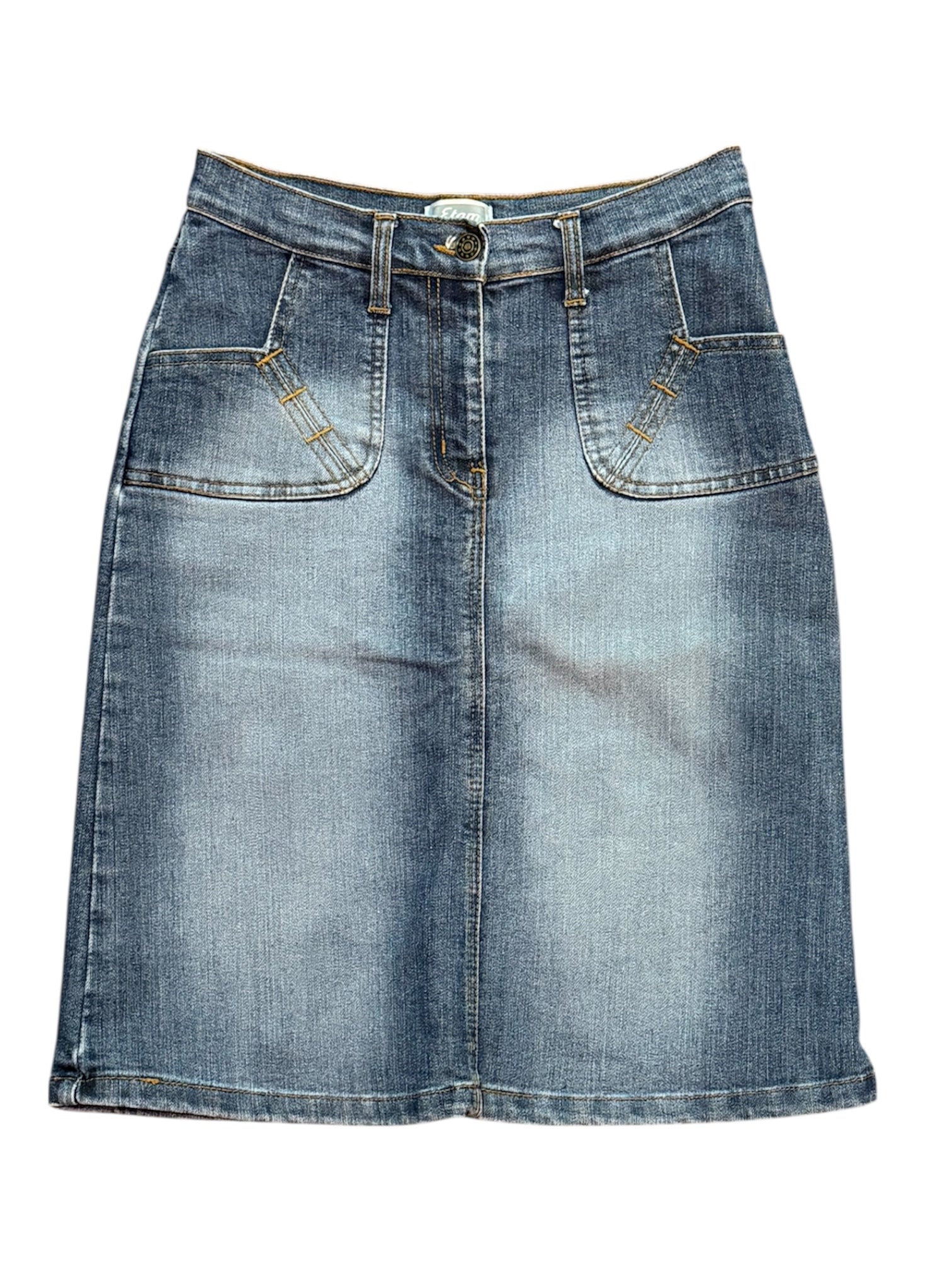 Mazette Vintage Club vous propose une jupe en jean vintage mi-longue. Cette jupe en taille 38 est une pièce intemporel qui traverse toutes les saisons.
Mazette est une friperie basée sur Paris et Bordeaux qui vous propose une séléction Y2K et de vintage intemporel. Cette pièce est disponible exclusivement sur le site internet www.mazettevintageclub.com à l’occasion du premier drop internet de la boutique. 